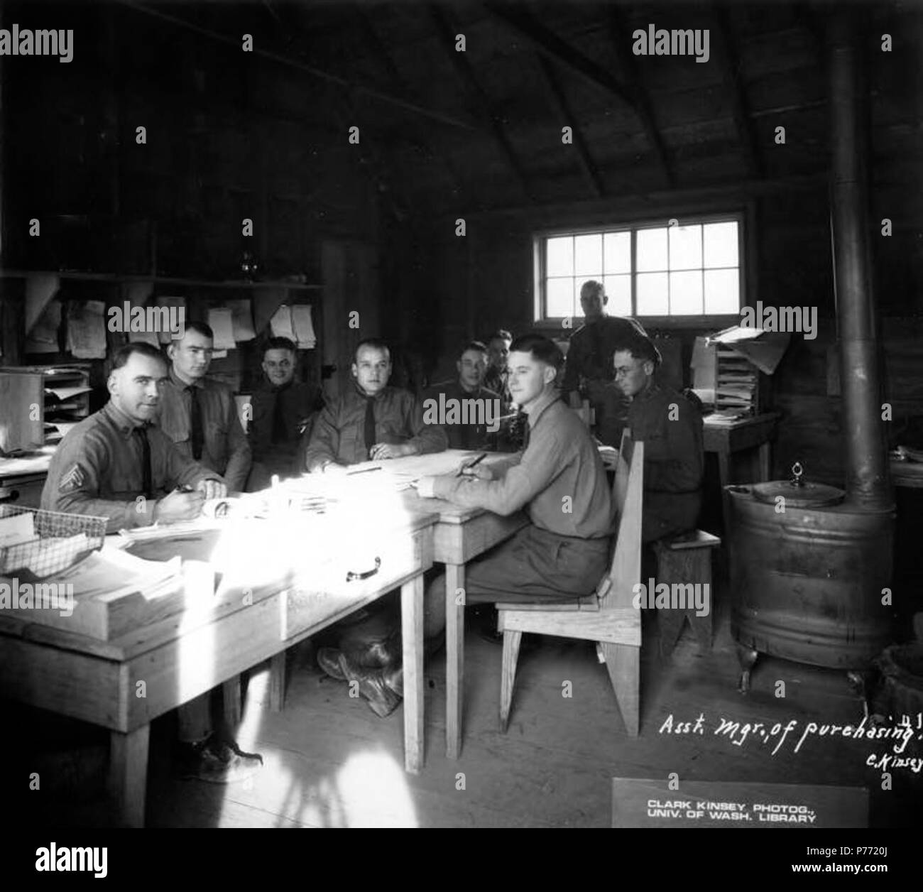 . Anglais : directeur adjoint du bureau d'achat et le personnel de l'entreprise de l'épinette, Warren, ca. 1918 . Anglais : Légende sur l'image : Asst. Mgr. de l'achat d'office, 416 PH Coll 516,4629 durant la Première Guerre mondiale, le gouvernement des États-Unis a créé la Division de la production de l'épinette dans le nord-ouest du Pacifique afin d'obtenir rapidement l'accès aux arbres de l'épinette d'être utilisées dans la construction des avions. La Division de la production de l'épinette a été créé en réaction à une pénurie en main-d'œuvre dans le nord-ouest en raison d'une grève en 1917 dirigé par l'International Workers of the World. Le Lieutenant-colonel Brice P. disque a été chargé Banque D'Images