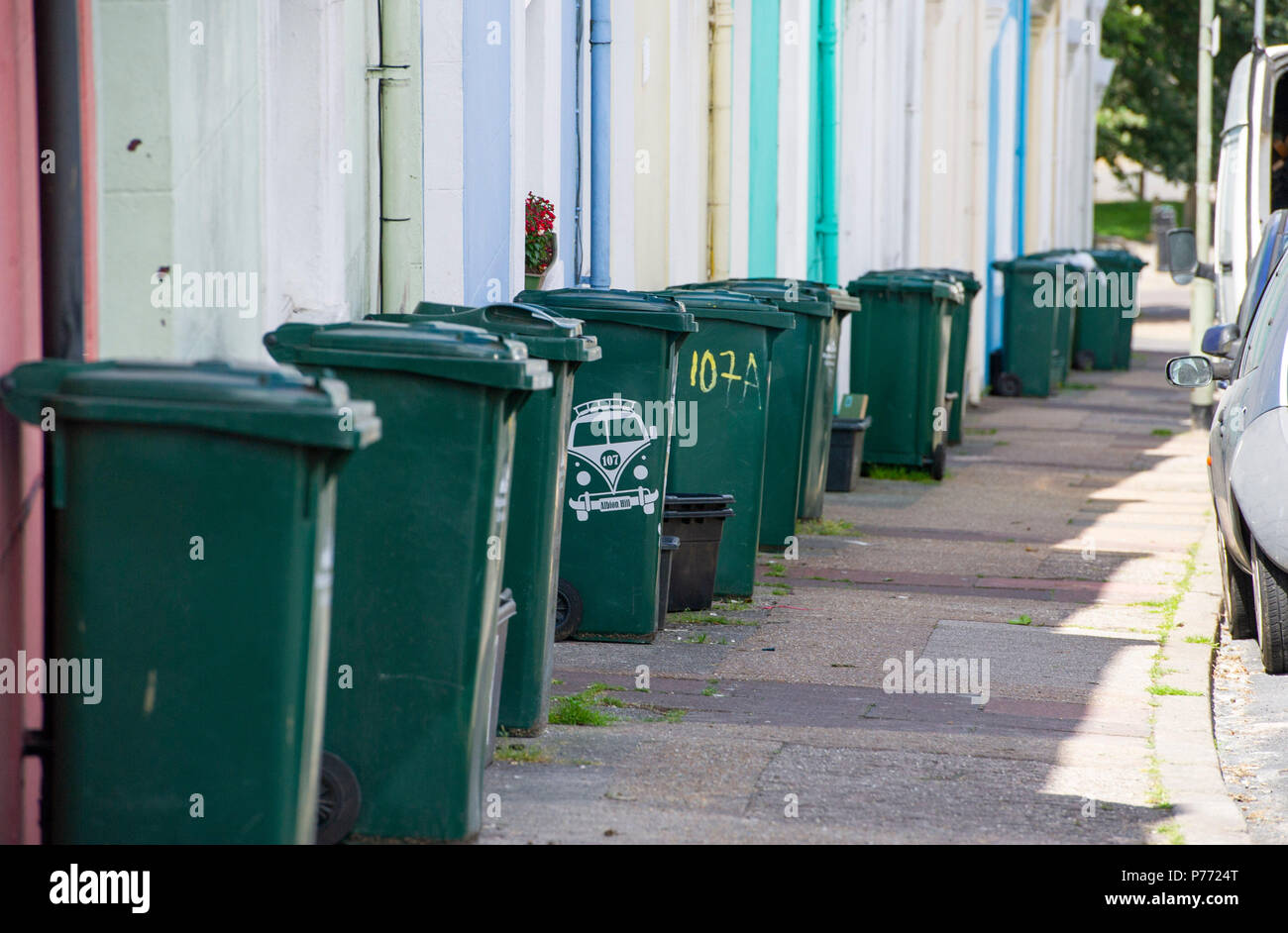Brighton & Hove city council poubelles en attente d'être recueillis dans les rues de Hanovre salon UK Banque D'Images