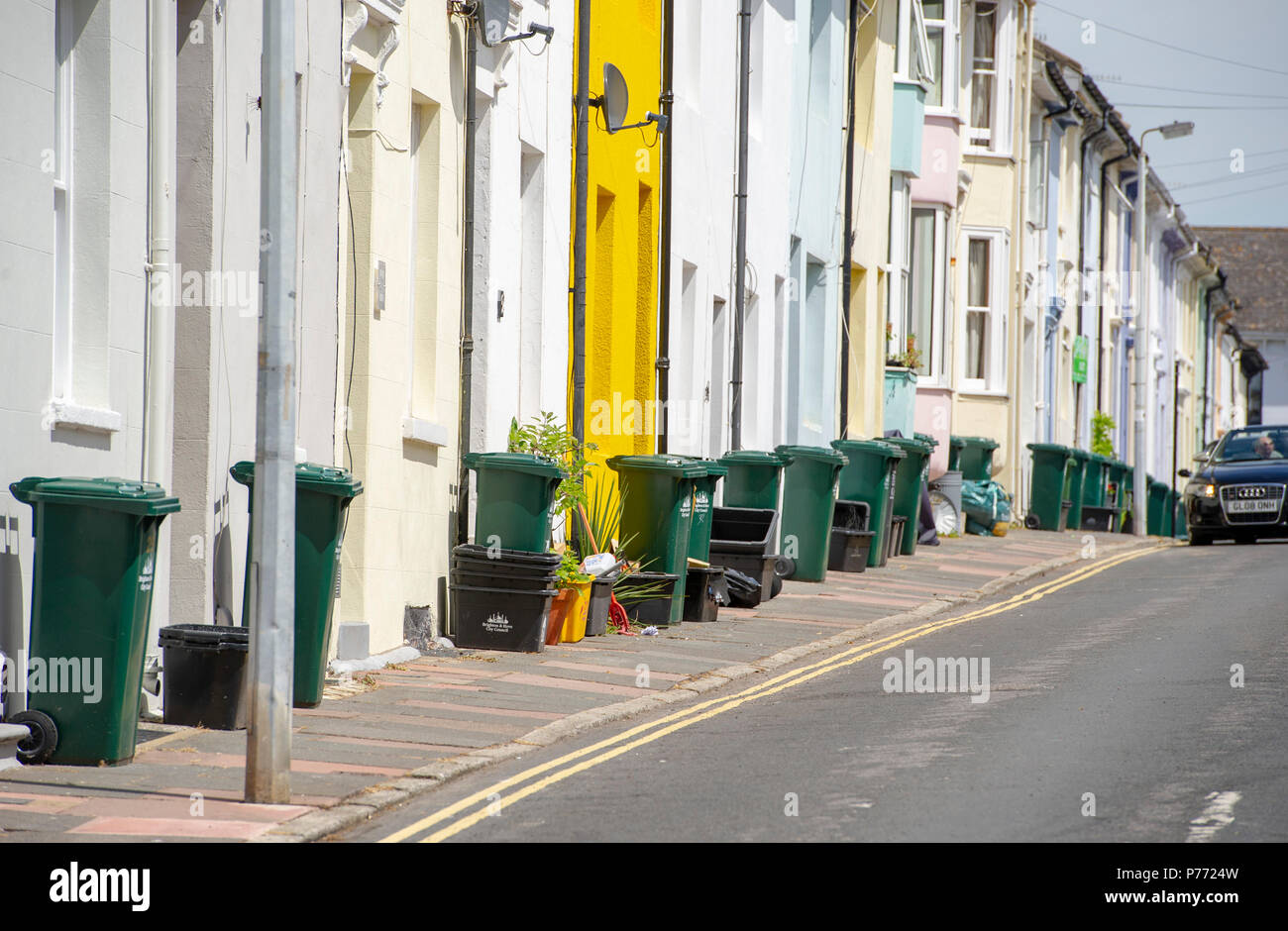 Brighton & Hove city council poubelles en attente d'être recueillis dans les rues de Hanovre salon UK Banque D'Images