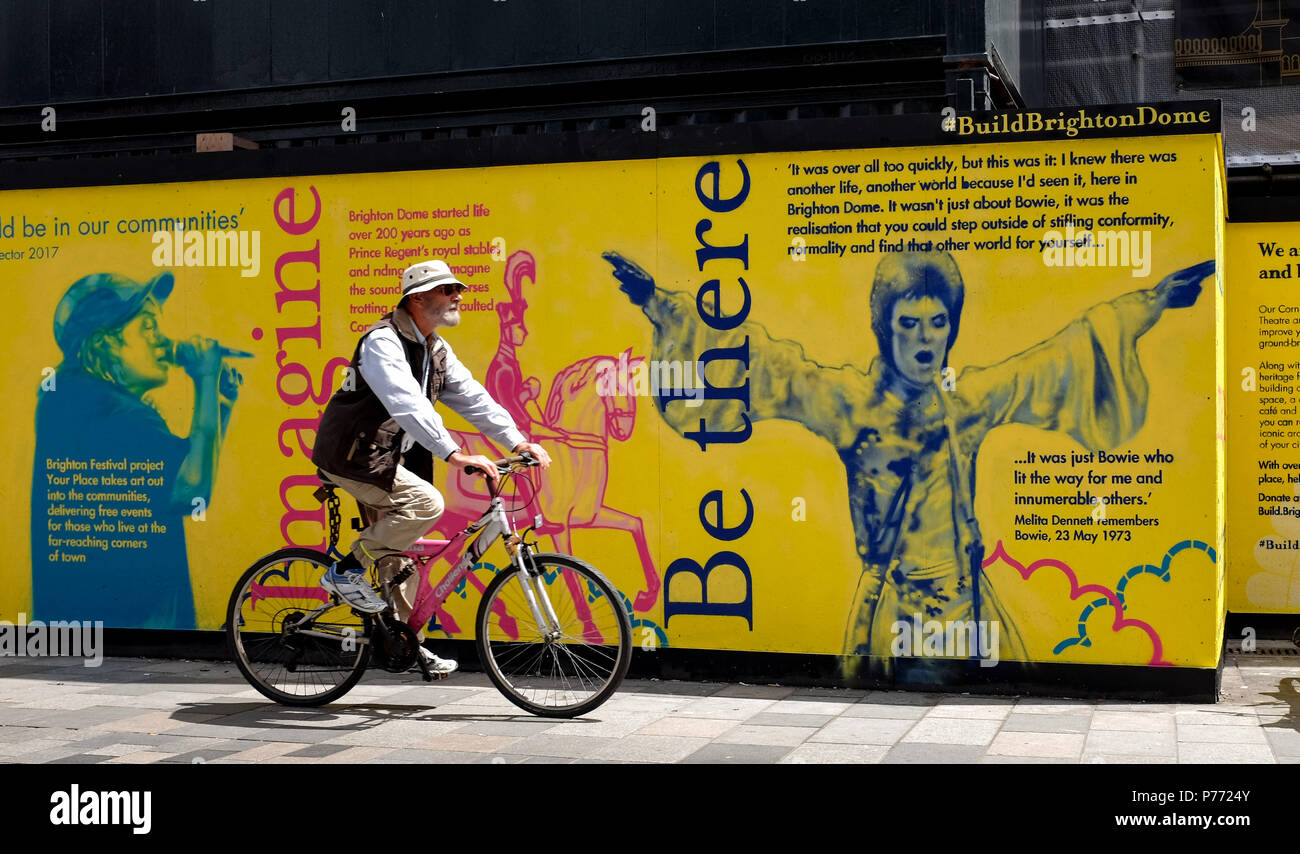 Les gens passent par David Bowie poster à la Dome Theatre la rénovation du bâtiment projet dans Brighton UK Banque D'Images