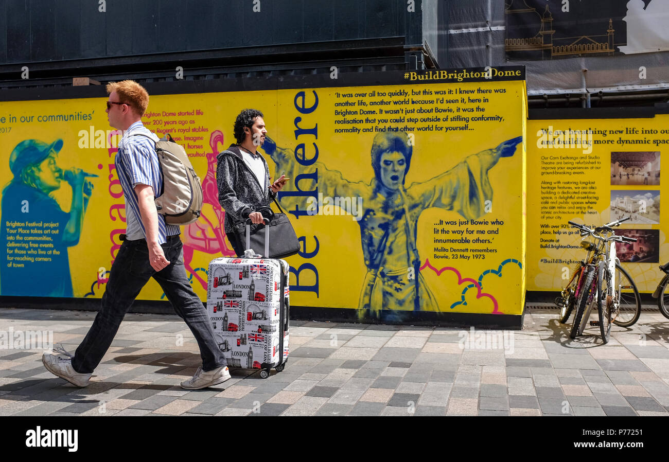 Les gens passent par David Bowie poster à la Dome Theatre la rénovation du bâtiment projet dans Brighton UK Banque D'Images