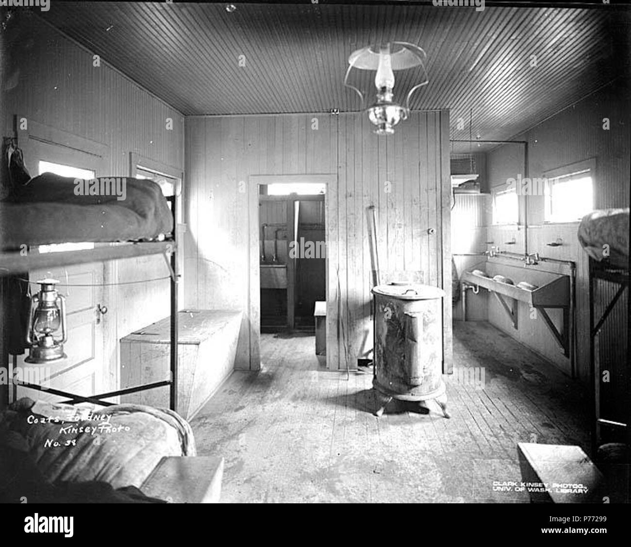 . Anglais : Bunkhouse intérieur à railroad camp de bûcherons, Coats-Fordney Lumber Company, ca. 1917 . Anglais : Légende sur l'image : Manteaux, Fordney. Photo de Kinsey. N° 38 PH Coll 516,611 Le Coats-Fordney Lumber Company a commencé comme l'A.F. Manteaux Lumber Company en 1905, dont le siège est à Aberdeen. Il est devenu le Coats-Fordney Lumber Company en 1910, et en 1924, il a été appelé le Donovan-Corkery Lumber Company. Sujets (LCTGM) :--Poêles (État de Washington) ; travail logement--Washington (État) ; camps de bûcherons--Washington (État) ; Interiors--Washington (État) ; Bois d'Coats-Fordney Société--installations--Washin Banque D'Images