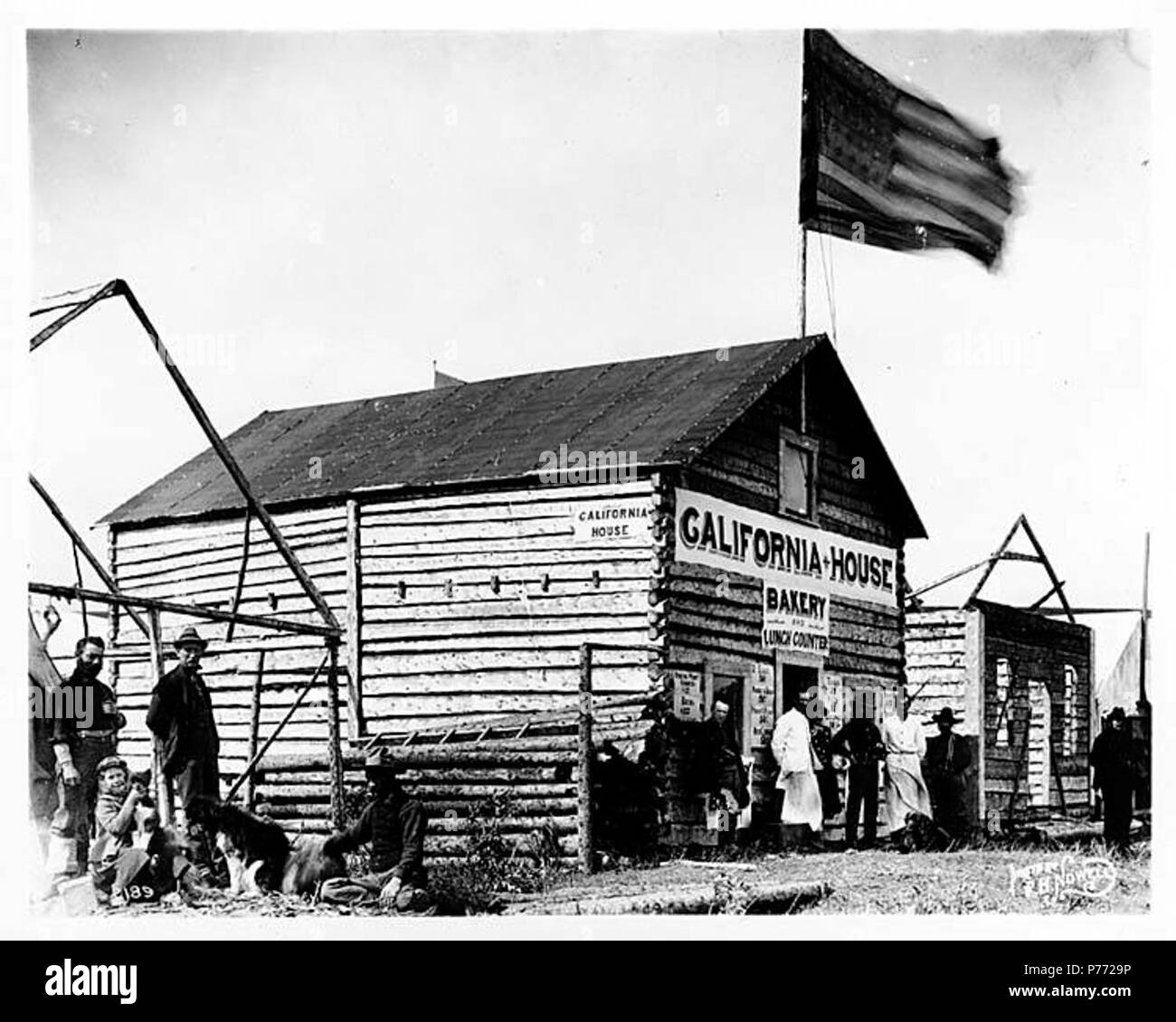 . Anglais : California House Bakery et comptoir repas, près du cap Rodney, ca. 1904 . Anglais : Cape Rodney est une pointe de terre sur la mer de Béring, à 30 miles au nord-ouest de la péninsule de Seward, Nome légende sur l'image : Photo par F.H. Nowell, 2189 sujets (LCTGM) : Restaurants--Alaska--Cape Rodney ; Boulangeries--Alaska--Cape Rodney ; les portraits de groupe Sujet (LCSH) : California House (Le Cap Rodney, Alaska) . vers 1904 2 California House Bakery et comptoir repas, près du cap Rodney, ca 1904 NOWELL (70) Banque D'Images