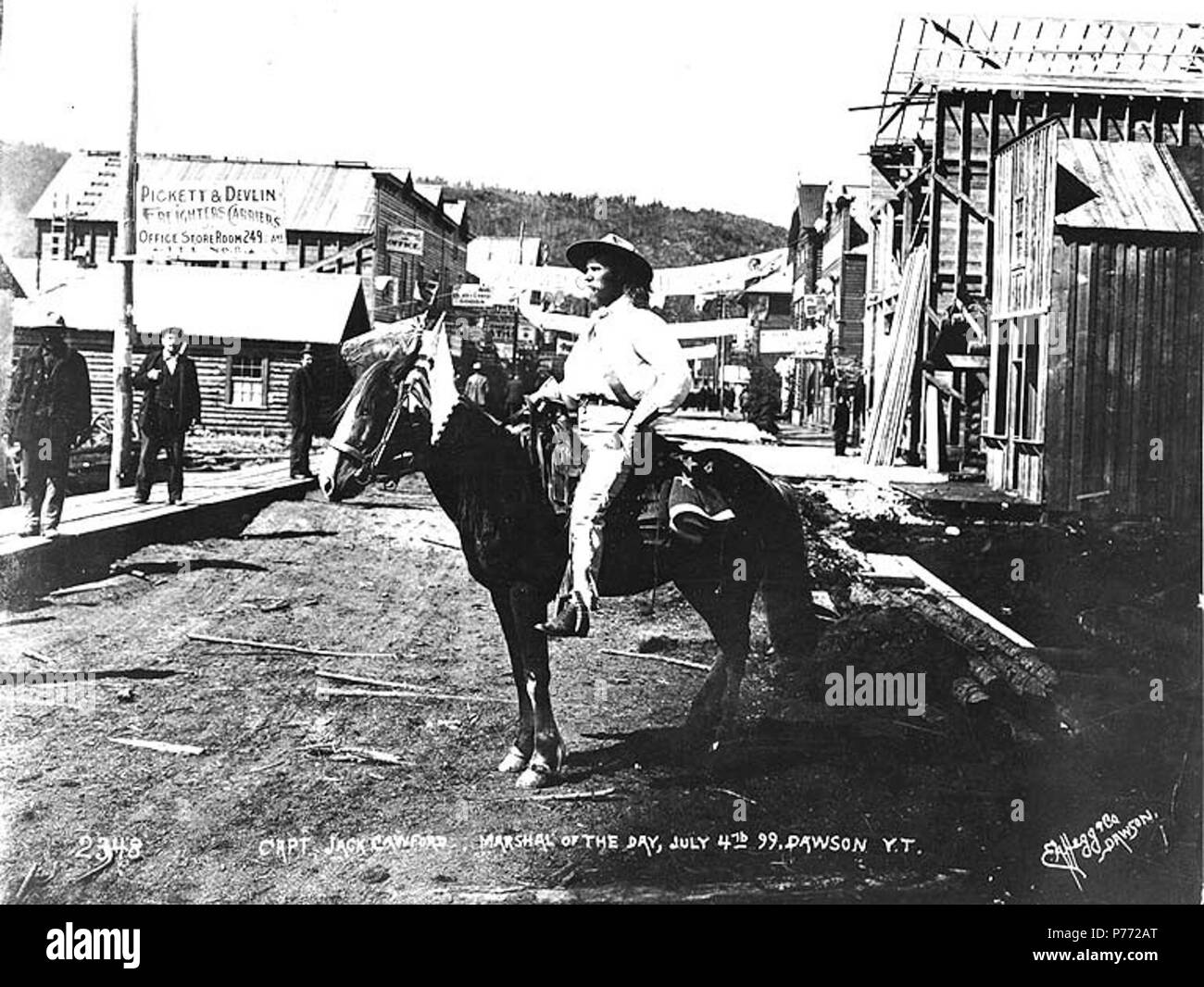 . Anglais : Capitaine Jack Crawford à cheval, Prévôt de la célébration du 4 juillet, Dawson, Territoire du Yukon, ca. 1899. Anglais : Capitaine Jack Crawford a été chef de scouts du Général Crook durant la bataille de Little Big Horn . Légende le droit : 'Capt. Jack Crawford, Prévôt de la journée, 4 juillet 99. Dawson, Yuk.' Les sujets (LCTGM) : les constructions en bois rond--Yukon--Dawson ; Célébrations du 4 juillet--Yukon--Dawson ; Chevaux--Yukon--Dawson ; rues--Yukon--Sujets Dawson (LCSH) : Crawford, Jack, 1847-1917 . vers 1899 2 Le Capitaine Jack Crawford à cheval, Prévôt de la célébration du 4 juillet, Dawson, Banque D'Images . Anglais : Capitaine Jack Crawford à cheval, Prévôt de la célébration du 4 juillet, Dawson, Territoire du Yukon, ca. 1899. Anglais : Capitaine Jack Crawford a été chef de scouts du Général Crook durant la bataille de Little Big Horn . Légende le droit : 'Capt. Jack Crawford, Prévôt de la journée, 4 juillet 99. Dawson, Yuk.' Les sujets (LCTGM) : les constructions en bois rond--Yukon--Dawson ; Célébrations du 4 juillet--Yukon--Dawson ; Chevaux--Yukon--Dawson ; rues--Yukon--Sujets Dawson (LCSH) : Crawford, Jack, 1847-1917 . vers 1899 2 Le Capitaine Jack Crawford à cheval, Prévôt de la célébration du 4 juillet, Dawson, Banque D'Images