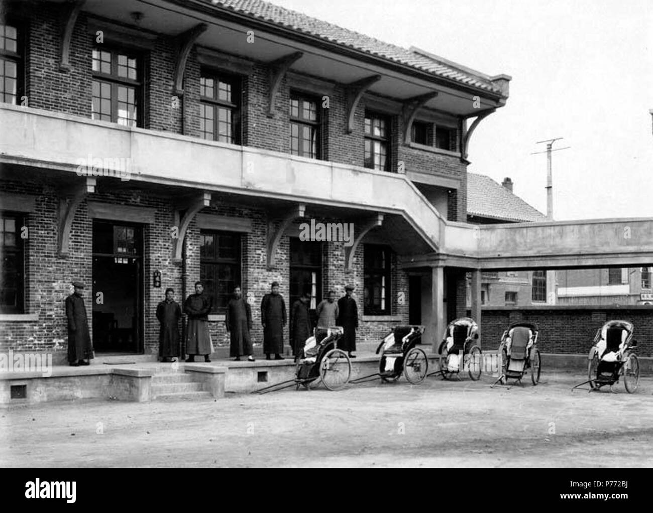 . Anglais : Chandless Batonieff, et de l'entreprise, les quartiers des compradores 1900 . Anglais : image en relief sur : la boutique Kodak de Tientsin, Chine du Nord, au verso de l'Étiquette : Tientsin. Chandless Batonieff La rentière trimestres . PH Coll 214,13 Sujets (LCTGM) : immeubles--Chine - Tianjin ; pousse-pousse--Chine - Tianjin ; chinois--men--robe et vêtements--Chine--sujets de Tianjin (LCSH) : Chandless, Batonieff, et Cie (Tianjin, Chine)--bâtiments, Tianjin (Chine)--Bâtiments, structures, etc. . vers 1900 2 Batonieff Chandless, et de l'entreprise, les quartiers des compradores 1900 CHANDLESS (8) Banque D'Images