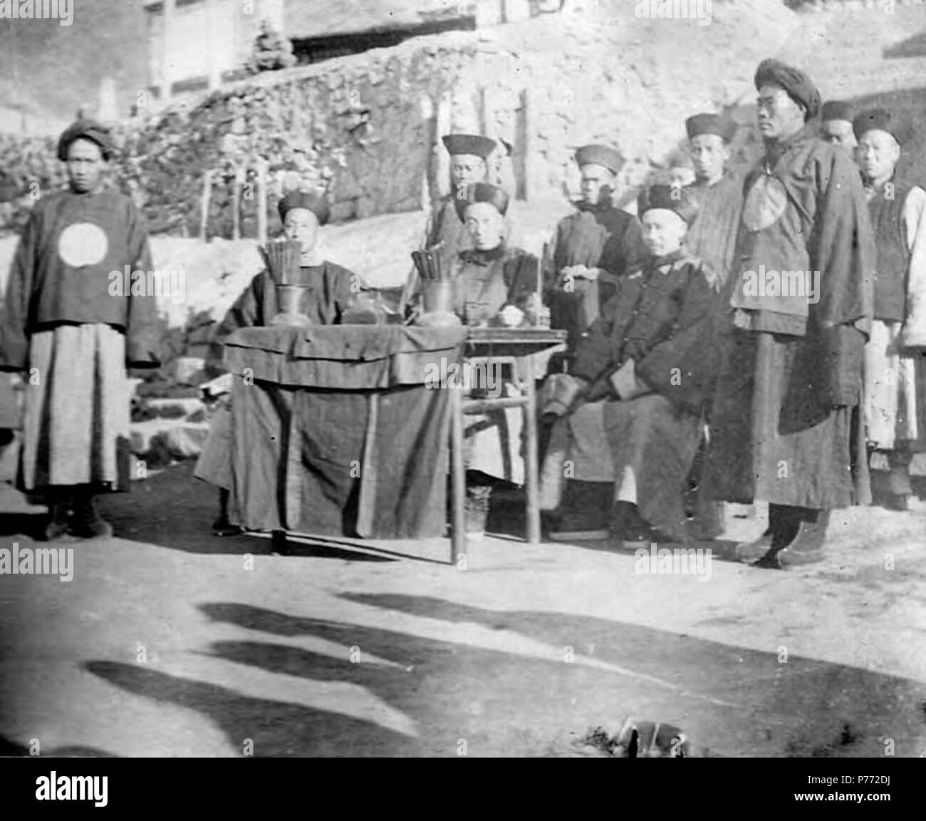 . Anglais : fonctionnaires chinois réunis autour d'une table des audiences et de la perception des impôts dans un village chinois, ca. 1898-1904 . Anglais : écrit à la page : Chinois mandarins et fonctionnaires ou magistrats des audiences et de la perception des impôts dans village chinois PH Coll 214.H60a . circa 1898-1904 2 fonctionnaires chinois réunis autour d'une table des audiences et de la perception des impôts dans un village chinois, ca 1898-1904 (169) CHANDLESS Banque D'Images