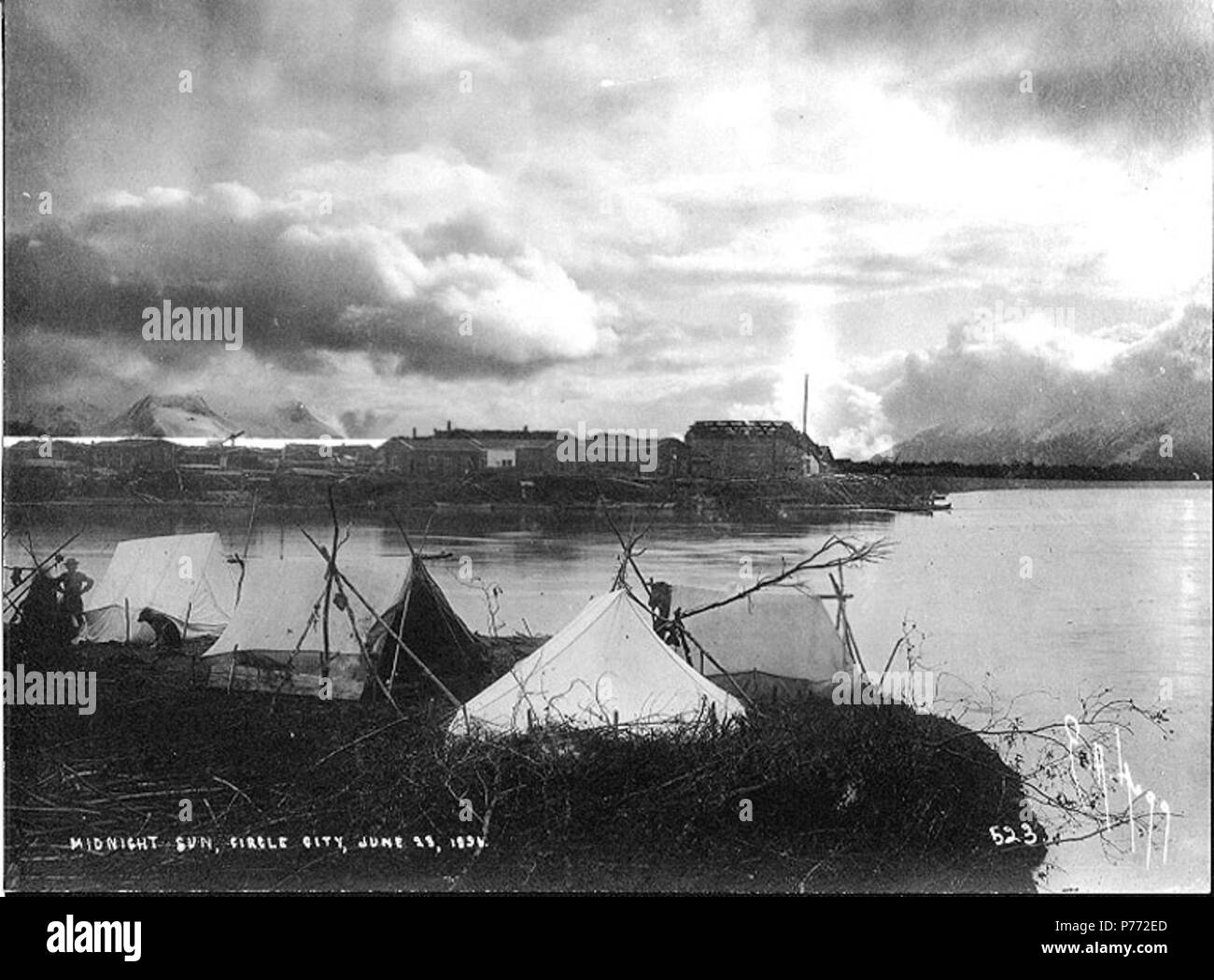 . Anglais : Circle City, Alaska, montrant des tentes dans l'avant-plan, le 23 juin 1896 . Anglais : Légende sur l'image : 'Midnight sun, Circle City. 23 juin 1896" (LCTGM) :--Alaska--cercle ; des rivières--sujets de l'Alaska (LCSH) : Cercle (Alaska) ; Yukon River (Yukon et l'Alaska) . 18962 Circle City, Alaska, montrant des tentes dans l'avant-plan, le 23 juin 1896 (566) HEGG Banque D'Images