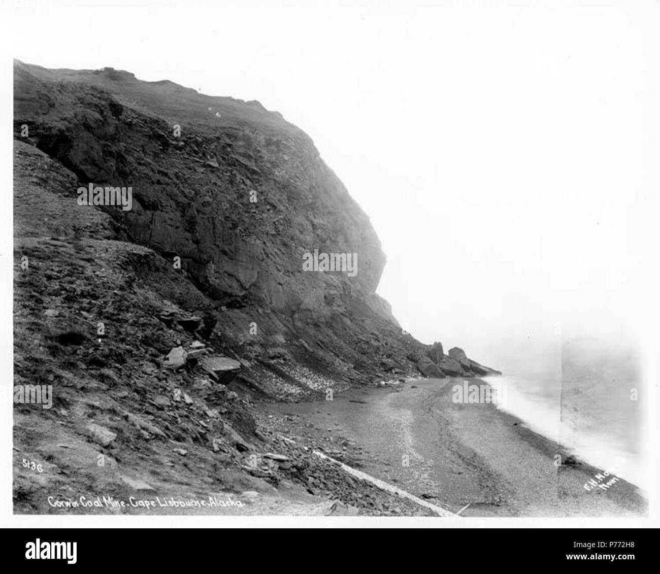 . Anglais : Corwin Mine de charbon, Cape Lisburne, n.d. Anglais : Légende sur l'image : Corwin Mine de charbon, Cape Lisbourne, en Alaska. F.H. Nowell, Nome, 5136 Cape Lisburne est un promontoire, 1500 pieds de haut, sur la côte de la mer de Chukchi, 40 km au nord-est du village de Point Hope sur la pente de l'Arctique. Il a été découvert et baptisé par le capitaine Cook en 1778. (Page 18) 579) Note de Donald Orth, Dictionnaire des noms de lieu de l'Alaska : Geological Survey Professional Paper 567, Washington, United States Government Printing Office, 1967) Sujets (LCTGM) : l'extraction du charbon--Alaska--Cape Lisburne Plages ;--Alaska--Cape Lisburne sujets ( Banque D'Images