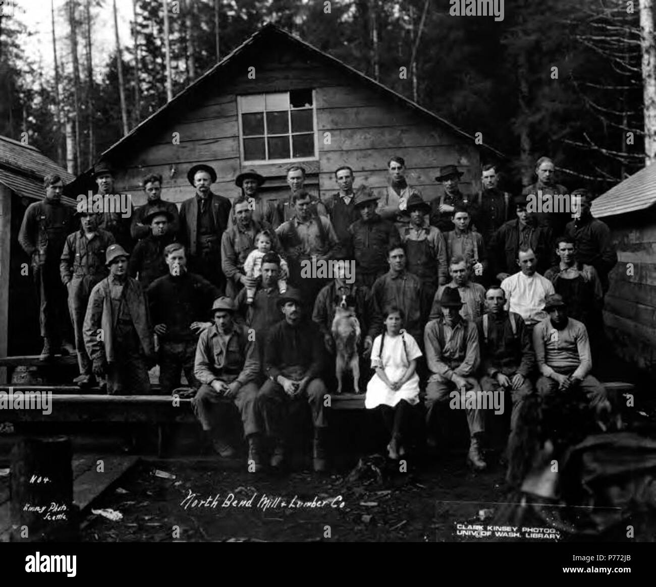 . Anglais : l'équipage au camp avec les enfants et le chien, North Bend ...