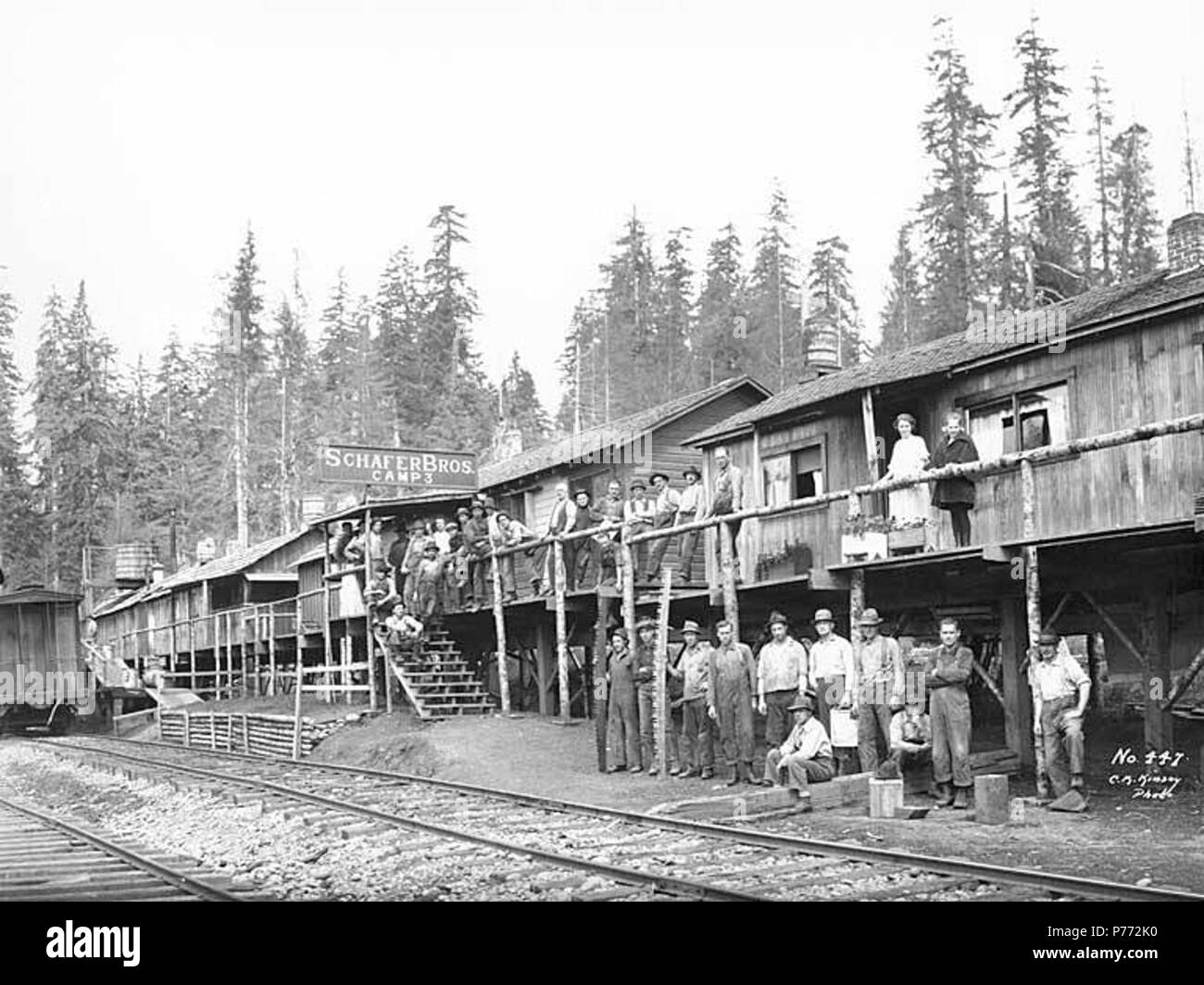 . Anglais : l'équipage à logging camp no 3 Frères, Schafer Logging Company, 1922 . Anglais : Légende sur l'image : C.K. Photo de Kinsey. No 447 PH Coll 516,3868 Schafer Frères, l'entreprise a débuté en 1893 quand les frères Peter, Albert et Hubert Schafer a commencé l'exploitation forestière sur la ferme familiale de 6 milles en amont de l'embouchure de la Satsop. Ils connecté avec des boeufs et des chevaux pendant 20 ans. Le premier moteur de l'âne a été acheté auprès de Washington Iron Works. Hubert est allé travailler à l'usine pour apprendre comment les moteurs de l'âne sont faites et également d'avoir l'ensemble de son salaire, sauf pour les frais de séjour, l'app Banque D'Images