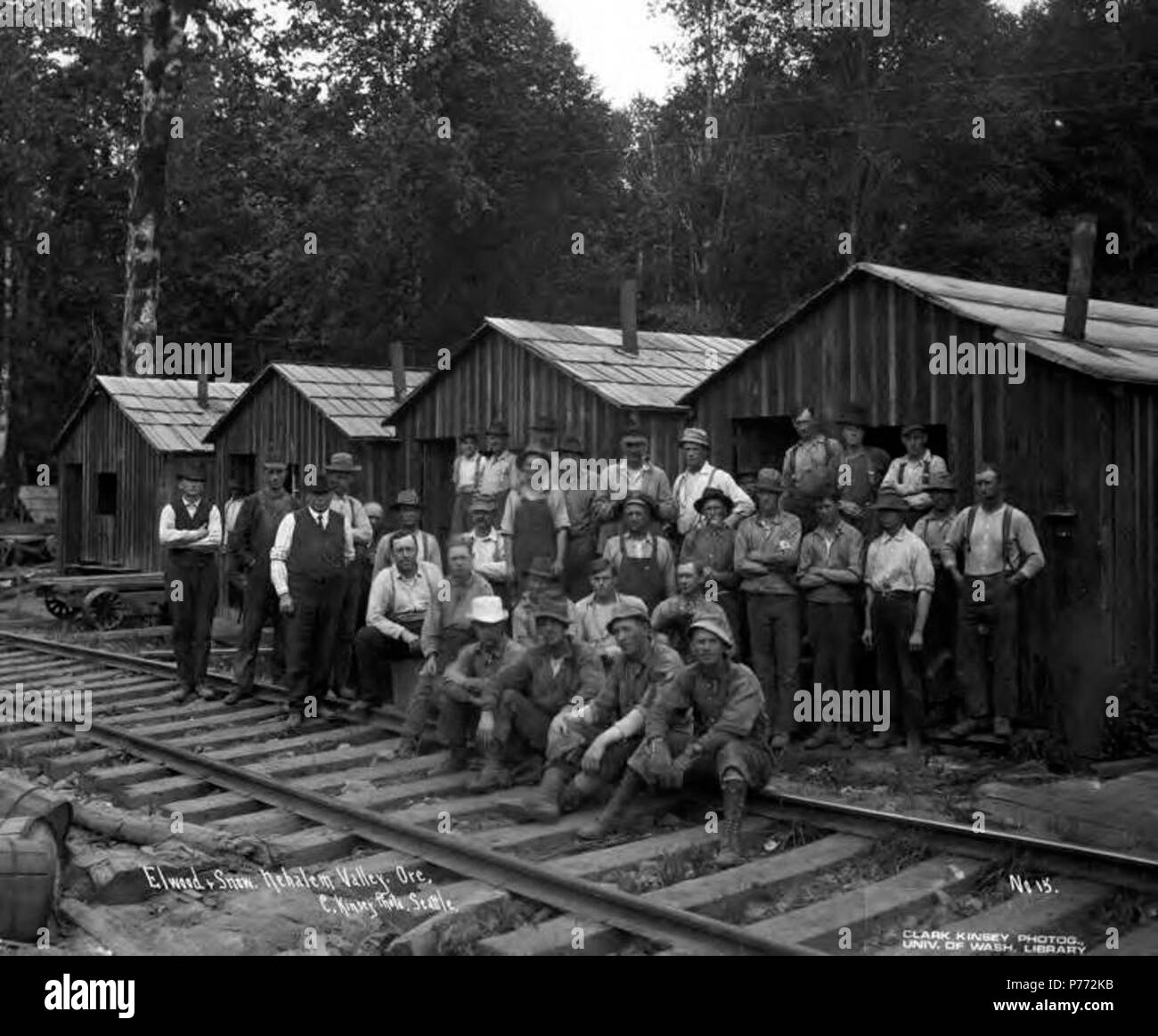 . Anglais : l'équipage à camp railroad, Elwood et la neige Logging Company, Nehalem, ca. 1917 . Anglais : Légende sur l'image : Elwood  + Neige, Vallée Nehalem, le minerai, le n° 15 PH Coll 516,1131 Sujets (LCSH) : xyz . circa 1917 3 l'équipage à camp railroad, Elwood et la neige Logging Company, Nehalem, ca 1917 (KINSEY 2256) Banque D'Images