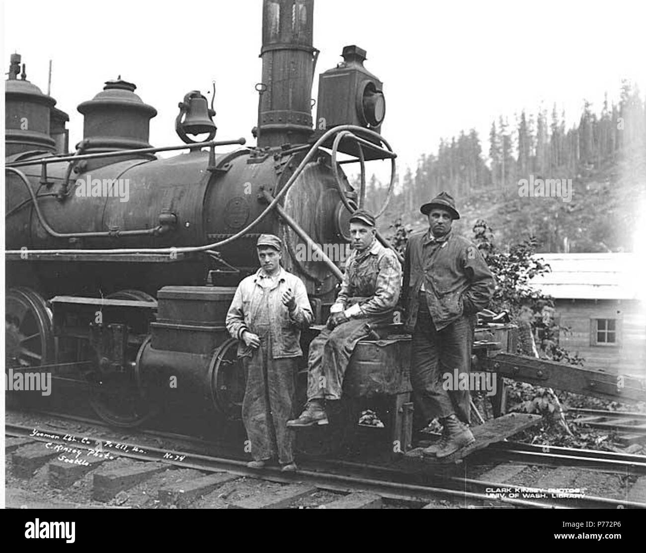 . Anglais : l'équipage avec Yeoman Lumber Company locomotive, ca. 1920 . Anglais : Légende sur l'image : Yeoman tlb Co., Pe Ell, Wn. C. Kinsey Photo, Seattle. N° 74 PH Coll 516,5238 l'antidatation railroad, Pe Ell a été réglée avant 1890 comme une petite communauté agricole, mais le calme de la vie agricole a été de courte durée. En 1892 vint la Northern Pacific Railroad line pour l'Afrique du lit, et avec elle, en 1894, la société Bois d'Yeoman moulin, le premier de la chaîne des grands moulins entre Olympia et South Bend. Situé dans une zone agricole et à mi-chemin sur la ligne de chemin de fer, Pe Ell a prospéré comme un centre commercial pour l Banque D'Images