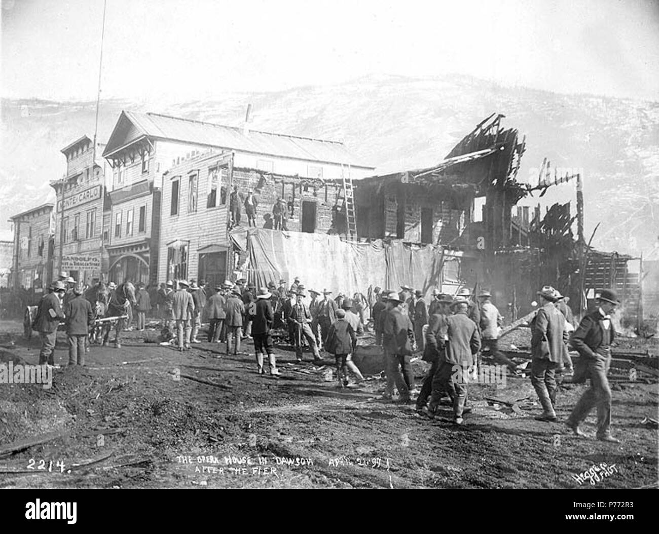 . La foule rassemblée à l'anglais : les ruines de l'Opéra sur la rue Front après un incendie, Dawson, Territoire du Yukon, le 26 avril 1899 . Anglais : Présente le Monte Carlo et la Banque Saloon dans l'arrière-plan . Légende le droit : 'l'Opéra dans Dawson après le fier. 26 avril '99'' . L'or du Klondike. Sujets (LCTGM) : la foule--Yukon--Dawson, incendies--Yukon--Dawson ; cinémas--Yukon--Dawson . 18993 Collecte des foules dans les ruines de l'Opéra sur la rue Front après un incendie, Dawson, Territoire du Yukon, le 26 avril 1899 (172) HEGG Banque D'Images