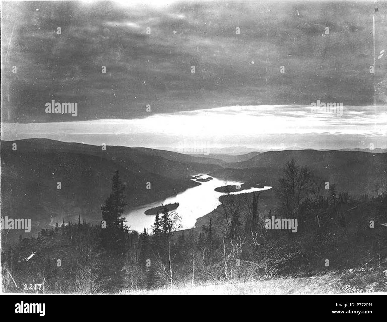 . Anglais : Dawson et du fleuve Yukon, à minuit à partir de la Coupole, Territoire du Yukon, le 21 juillet 1899 . Anglais : Légende sur l'image : 'Midnight sun. Dôme Dawson. 21 juillet '99'' Sujets (LCTGM) : rivières--Yukon--nuit photos Sujets (LCSH) : Dawson (Yukon) ; Yukon River (Yukon et l'Alaska) . 18993 Dawson et du fleuve Yukon, à minuit à partir de la Coupole, Territoire du Yukon, le 21 juillet 1899 (239) HEGG Banque D'Images