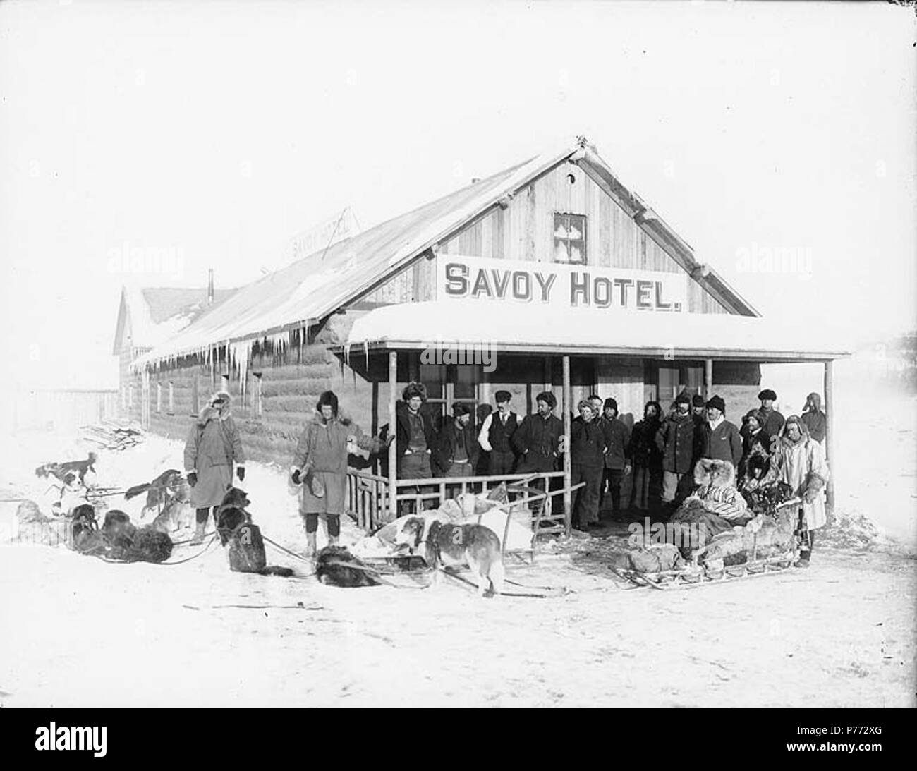 . Anglais : équipe de traîneau à chiens et de groupe de personnes en face de l'Hôtel Savoy, Territoire du Yukon, ca. 1898 . Anglais : photographie originale par Eric A. Hegg 34 ; copié par Webster et Stevens 429.A . L'or du Klondike. Sujets (LCTGM) : hôtels--Yukon chiens de traîneau ;--Yukon ; traîneaux et luges--Yukon Sujets (LCSH) : Savoy Hotel (Yukon) . vers 1898 3 équipe de traîneau à chiens et de groupe de personnes en face de l'Hôtel Savoy, Territoire du Yukon, ca 1898 (HEGG 666) Banque D'Images