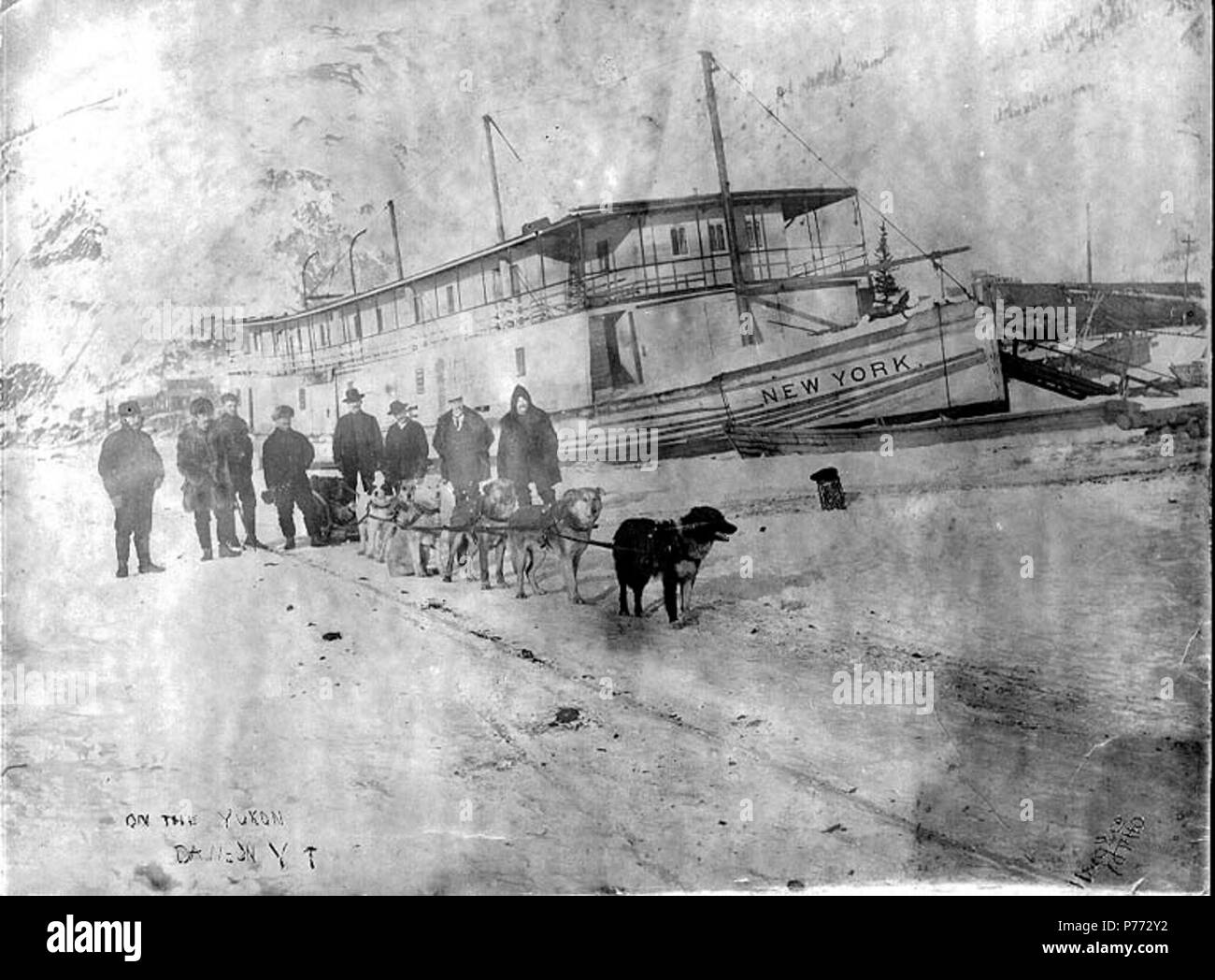 . Anglais : équipe de traîneau à chiens en face du vapeur NEW YORK congelé dans la glace sur le fleuve Yukon, Dawson, Territoire du Yukon, ca. 1898. Anglais : Légende sur l'image : "Sur le Yukon, Dawson, Yuk.' Les sujets (LCTGM) : Bateaux à vapeur--Yukon--Dawson ; des rivières--Yukon--Dawson ; équipes de chiens--Yukon--Dawson ; traîneaux et luges--Yukon--Sujets Dawson (LCSH) : New York (vapeur) ; Yukon River (Yukon et l'Alaska) . vers 1898 3 équipe de traîneau à chiens en face du vapeur NEW YORK congelé dans la glace sur le fleuve Yukon, Dawson, Territoire du Yukon, ca 1898 (HEGG 621) Banque D'Images