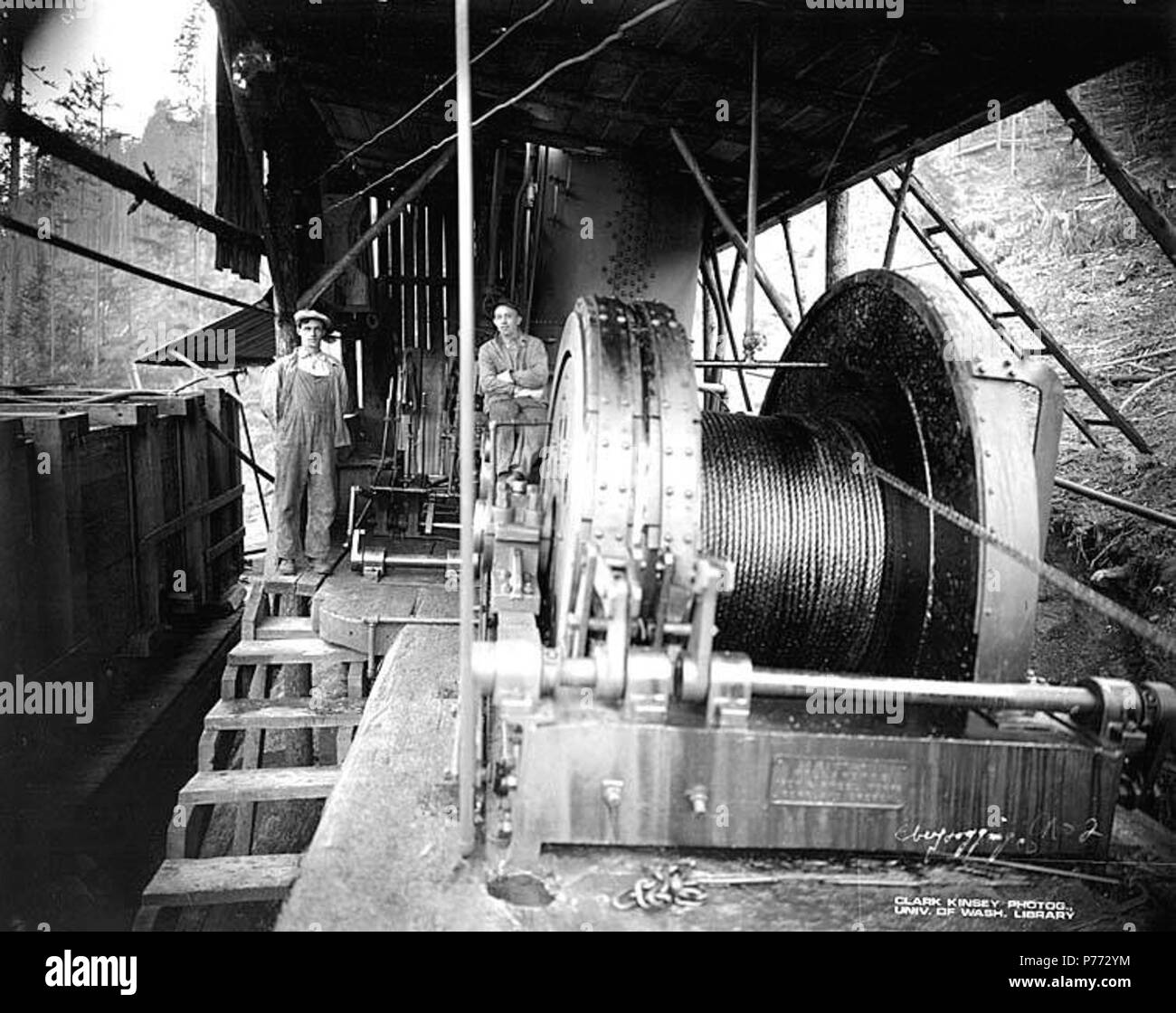 . Anglais : l'équipage de l'âne et l'âne de moteur sous le toit de l'abri de l'âne, Ebey Logging Company, ca. 1917 . Anglais : Légende sur l'image : Ebey Logging Co. n°2 PH Coll 516,1082 Ebey compagnie forestière était en affaires à partir de ca. 1909 à ca. 1927, avec des opérations à Arlington, comté de Snohomish. En 1927, il a vendu son logging railroad Canyon à Lumber Company. Arlington est de douze milles au nord d'Everett à la jonction de l'Amérique du Nord et du sud de la fourche Stillaguamish River dans le nord-ouest du comté de Snohomish. Sujets (LCTGM) : les moteurs de l'Âne--Washington (État) ; bois ; industrie du bois--Washington (État Banque D'Images