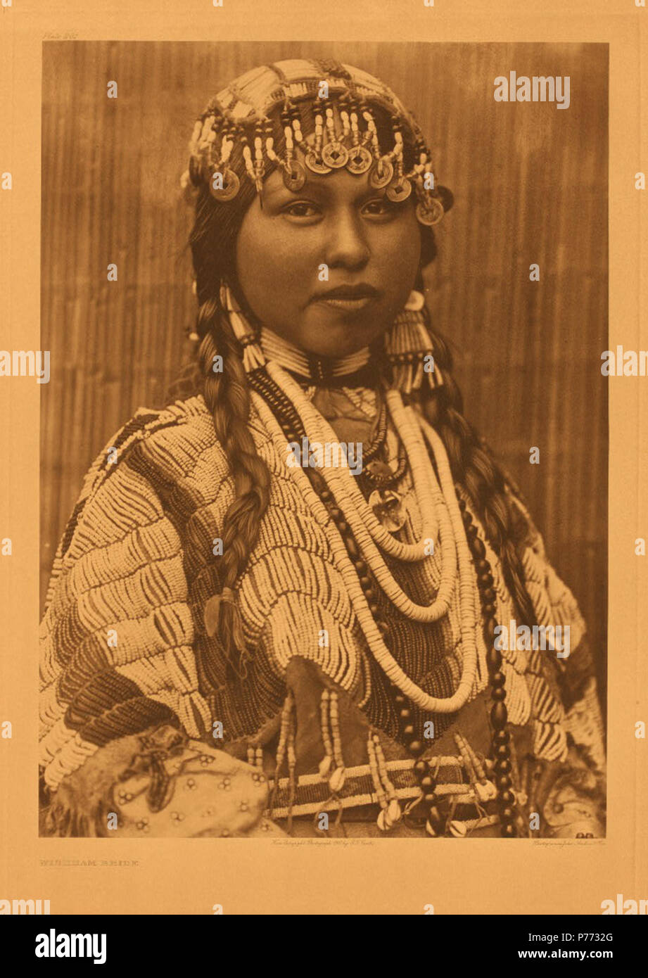Deutsch : Wasco-Wishram-Frau, Edward Curtis. Anglais : Wishram mariée. Femme Wishram, photo par Edward Curtis. Hrvatski : Wishham mladenka. Ting Vit : North American promise en 1911. Cette image a été auteur ou publié initialement en 1911 Edward S. Curtis 4 032 personnes Collection Banque D'Images