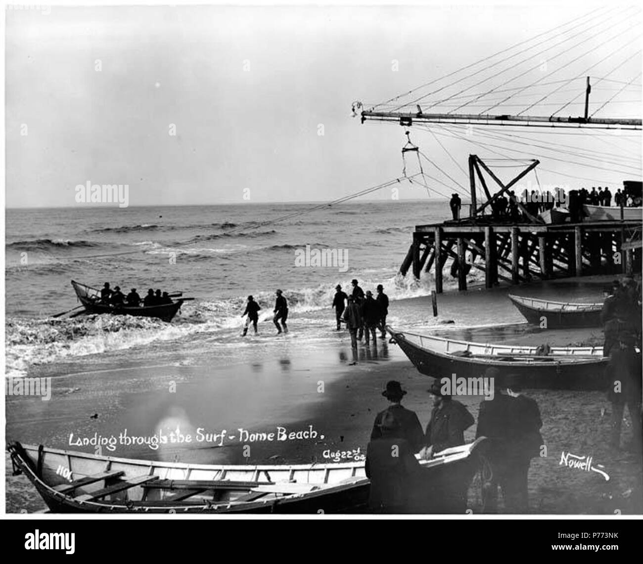 . Anglais : bateau de débarquement sur la plage de transport par allège, Nome, le 22 août 1904 . Anglais : Légende sur l'image : l'atterrissage grâce à la plage de surf, Nome, 22 août 04. Nowell, 1101 sujets (LCTGM) : Piers & quais--Alaska--Nome : plages--Alaska--Nome ; bateaux--Alaska--Nome Sujets (LCSH) :--d'allège--Nome en Alaska . 1904 7 bateau de débarquement sur la plage de transport par allège, Nome, 22 août 1904 (NOWELL 46) Banque D'Images