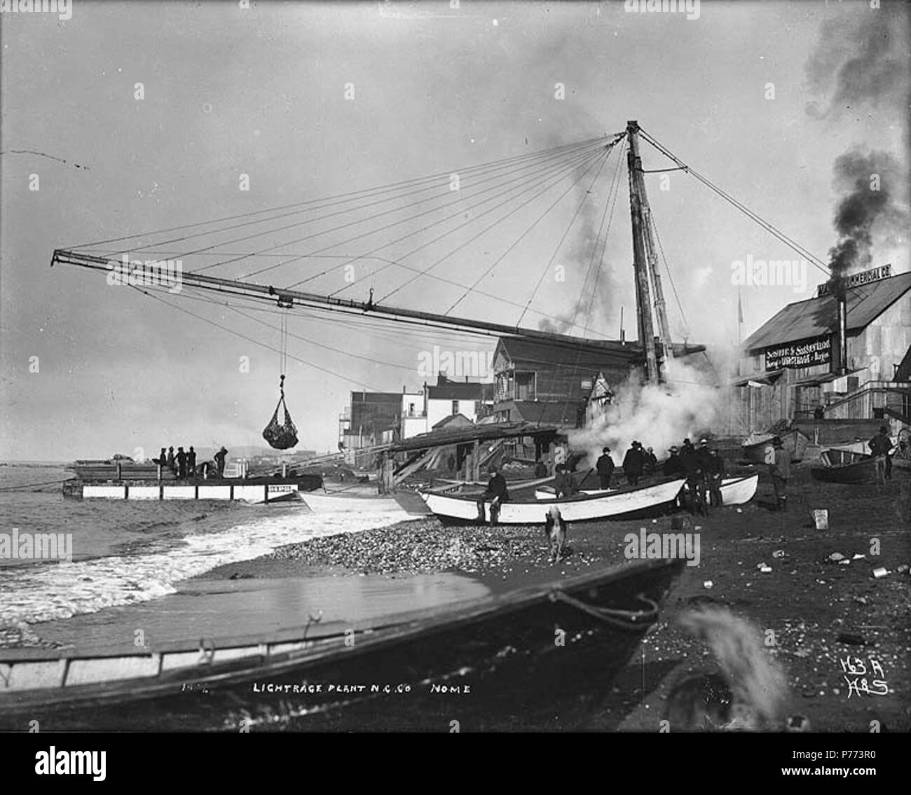 . Anglais : l'allègement des marchandises d'un chaland sur la plage pour le Northern Commercial Co., Nome, Alaska, ca. 1901. Anglais : Légende sur l'image : 'usine d'allège N.C. Co. Nome' image d'origine dans l'album 38 Hegg, page 49 . Photographie originale par Eric A. Hegg 1432 ; copié par Webster et Stevens 163.Un Sujet (LCTGM) : les quartiers d'affaires--Alaska--Nome chalands ;--Alaska--Nome : plages--Alaska--Nome Sujets (LCSH) : Société Commerciale, du Nord--d'allège--Nome en Alaska ; grues, grues, etc.--Alaska--Nome . vers 1901 7 l'allègement des marchandises d'un chaland sur la plage pour la coopération commerciale, Nome, Alaska, c Banque D'Images