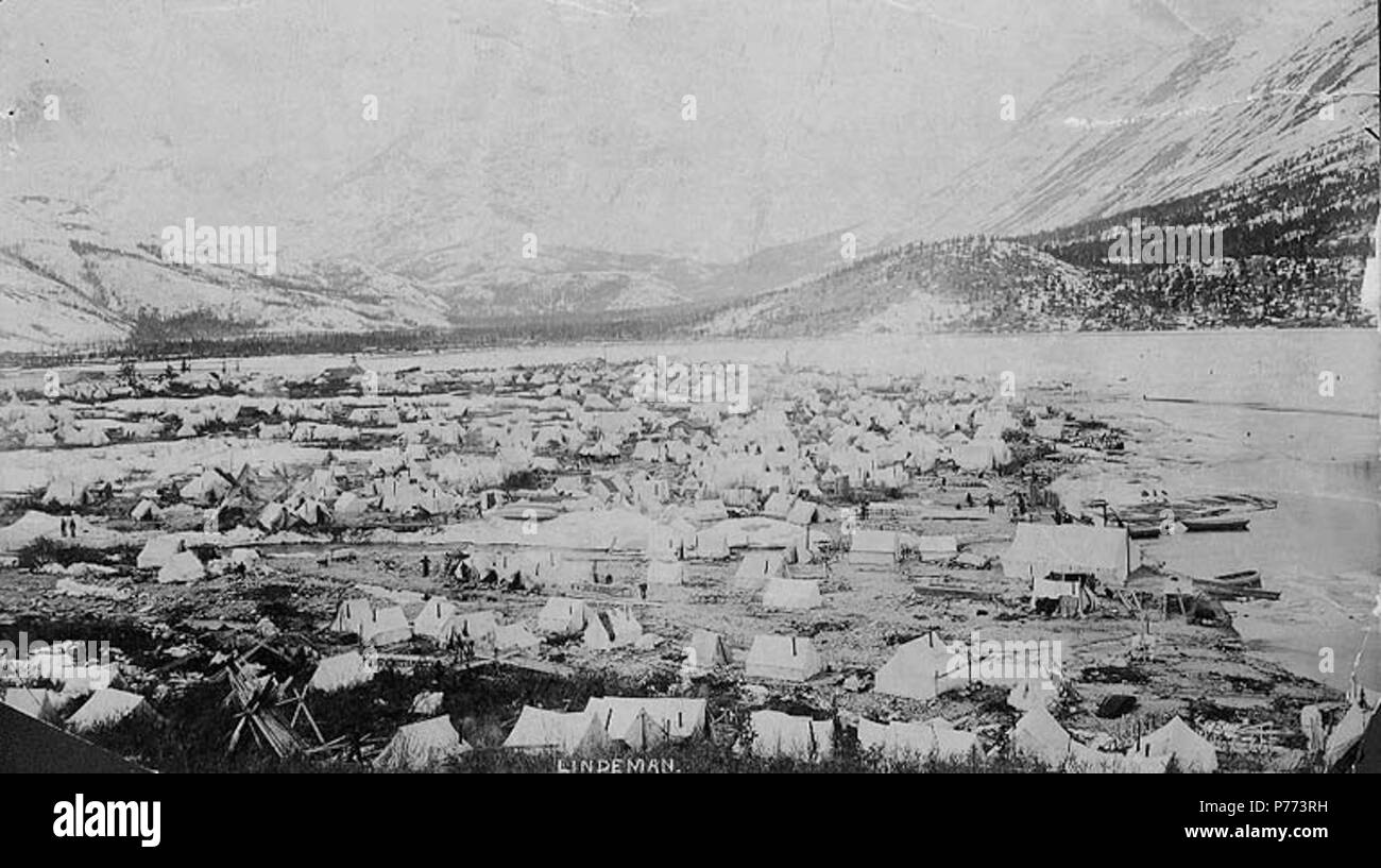 . Anglais : Lindeman Lake avec tent city, British Columbia, ca. 1898. Anglais : l'or du Klondike. Sujets (LCTGM) : lacs et étangs--Colombie-Britannique ; Tentes--Colombie-Britannique Sujets (LCSH) : Lindeman, Lake (C.-B.),Stikine . vers 1898 7 lac Lindeman avec tent city, British Columbia, ca 1898 (HEGG 471) Banque D'Images