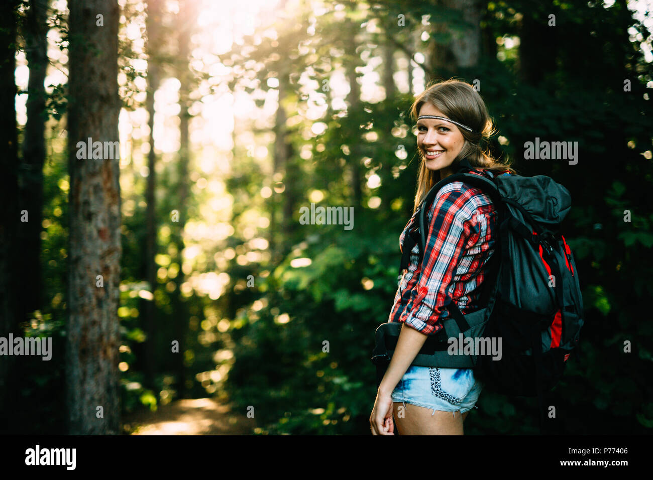 Femme backpacker sur piste forestière Banque D'Images