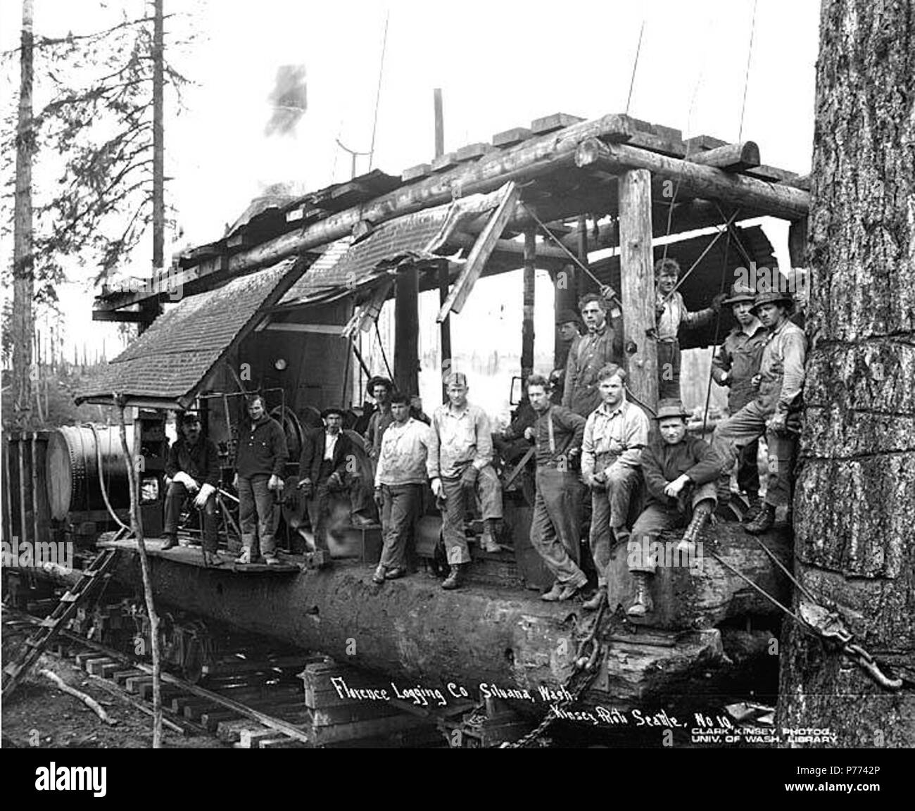 . Anglais : l'équipage et le moteur de l'âne à côté spartree, Florence Logging Company, ca. 1916 . Anglais : Légende sur l'image : Florence Logging Co., Silvana, Washington, Seattle, Photo de Kinsey. N° 10 PH Coll 516,1274 Florence La compagnie forestière était en affaires ca. 1910 à ca. 1923. Silvana est une communauté de six milles à l'ouest d'Arlington sur la Stillaguamish River delta dans le nord-ouest du comté de Snohomish. L'influence scandinave était une fois qu'il y a forte. En 1892, lorsqu'un bureau de poste a été établie, le nom utilisé a été Stillaguamish. La modification de la dénomination actuelle a été proposé par C. Jorgenson, qui a déposé un plat pour th Banque D'Images