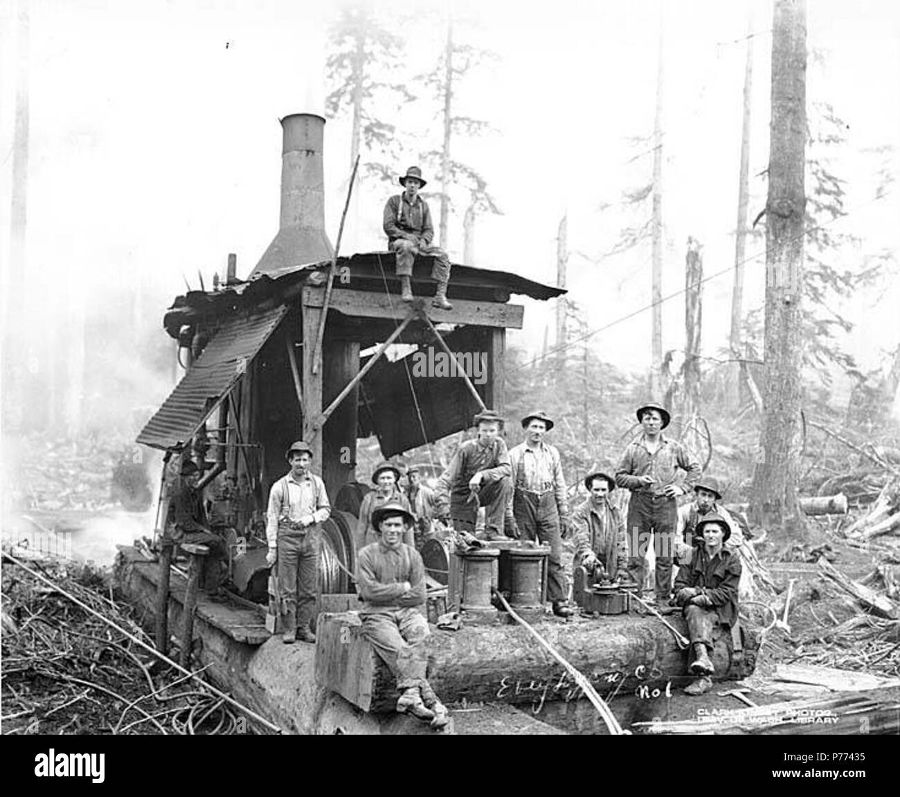 . Anglais : moteur, l'équipage et de l'âne Ebey Logging Company, ca. 1917 . Anglais : Légende sur l'image : Ebey Logging Co. n°1 PH Coll 516,1081 Ebey compagnie forestière était en affaires à partir de ca. 1909 à ca. 1927, avec des opérations à Arlington, comté de Snohomish. En 1927, il a vendu son logging railroad Canyon à Lumber Company. Arlington est de douze milles au nord d'Everett à la jonction de l'Amérique du Nord et du sud de la fourche Stillaguamish River dans le nord-ouest du comté de Snohomish. Sujets (LCTGM) : bois de sciage ; ânes ; vapeur--Washington (État) ; industrie du bois--Washington (État) ; Ebey Logging Company--People-- Banque D'Images