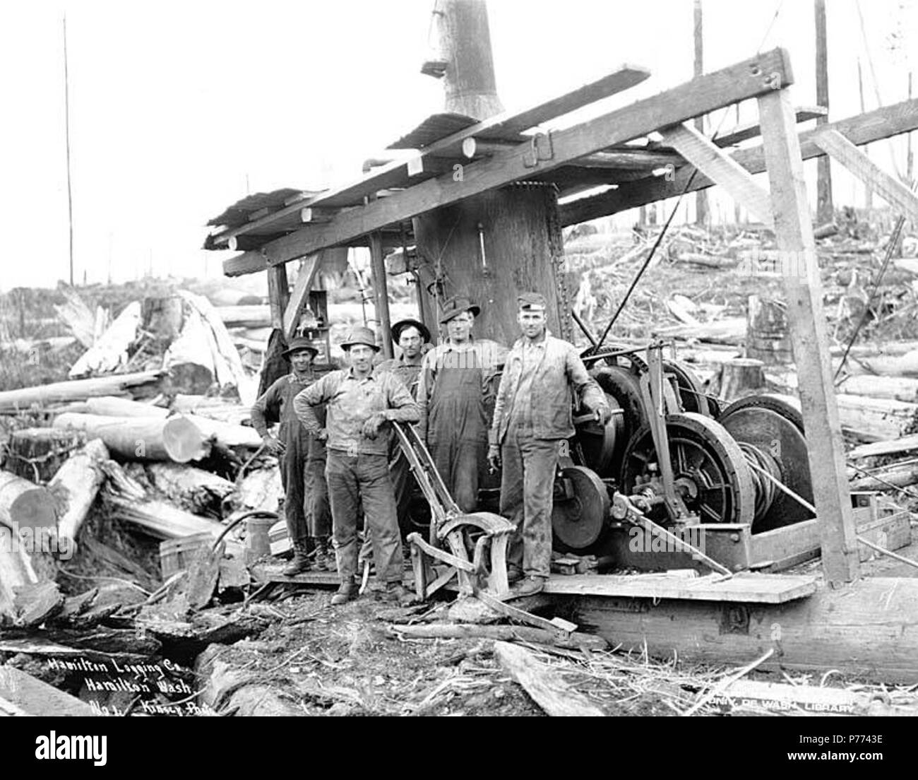 . Anglais : moteur, l'équipage et de l'âne Hamilton Logging Company, ca. 1912 . Anglais : Légende sur l'image : Hamilton Logging Co., Hamilton, dans l'état de Kinsey Photo. No 4 PH Coll 516,1445 l anglais Lumber Company a un intérêt majoritaire dans la société d'exploitation forestière de Hamilton, qui fait affaire sous le nom de ca. 1908 à 1917, lorsque le nom a été changé pour l'Lyman Timber Company. Hamilton est une communauté sur la rive nord de la rivière Skagit dix milles à l'est de Sedro Woolley, dans le centre de Skagit Comté. Il était une fois explosé comme le Pittsburgh de l'Ouest, parce que les dépôts de fer et de charbon dans les environs Banque D'Images