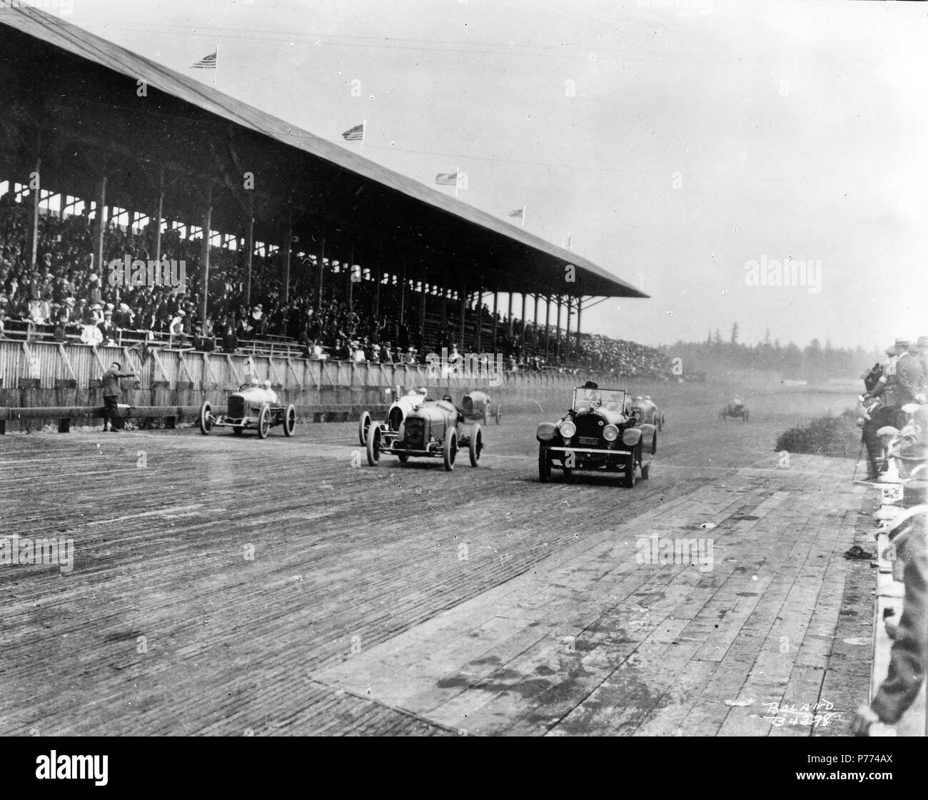. Anglais : 10e édition de la Classique 1921 Tacoma Speedway-juillet-04 BOLAND-B4378 . Anglais : le 4 juillet 1921, à 2:30 dans l'après-midi, le drapeau a chuté à partir de la 10e Tacoma Speedway Classic. Neuf coureurs était entré dans la course de 250 milles. Il a été conduit sur la fameuse piste du Tacoma et avait une bourse de 25 000 $, à être divisé neuf manières. Sur la droite est le pace car, une Marmon Speedster, exerçant son arbitre Eddie Rickenbacker et le rythme bouilloire Ray Harroun. La voiture serait le rythme des pilotes pour un tour avant la course qui s'est éteint. Rickenbacker était une ancienne star de la piste de course et d'un célèbre as de t Banque D'Images
