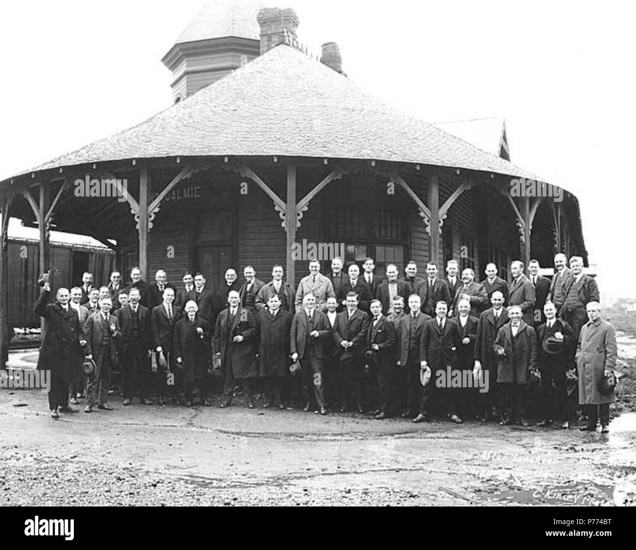 . Anglais : Les membres du Club à côté commerciale Snoqualmies Snoqualmies Railroad Station, le 19 octobre 1921 . Anglais : Légende sur l'image : Après dîner - le 19 octobre 1921. Snoqualmie Commerical Club. C. Kinsey Photo. No 641 PH Coll 516,4137 Sujets (LCTGM) : stations de chemin de fer--Washington (État)--Snoqualmies ; Railroad freight wagons--Washington (État)--Snoqualmies Snoqualmies ; Club commercial--People--Washington (État)--Sujets Snoqualmie (LCSH) :--Washington (État)--Snoqualmie . 1921 8 Les membres du Club à côté commerciale Snoqualmies Snoqualmies Railroad Station, 19 octobre 1921 (KINSEY 872) Banque D'Images