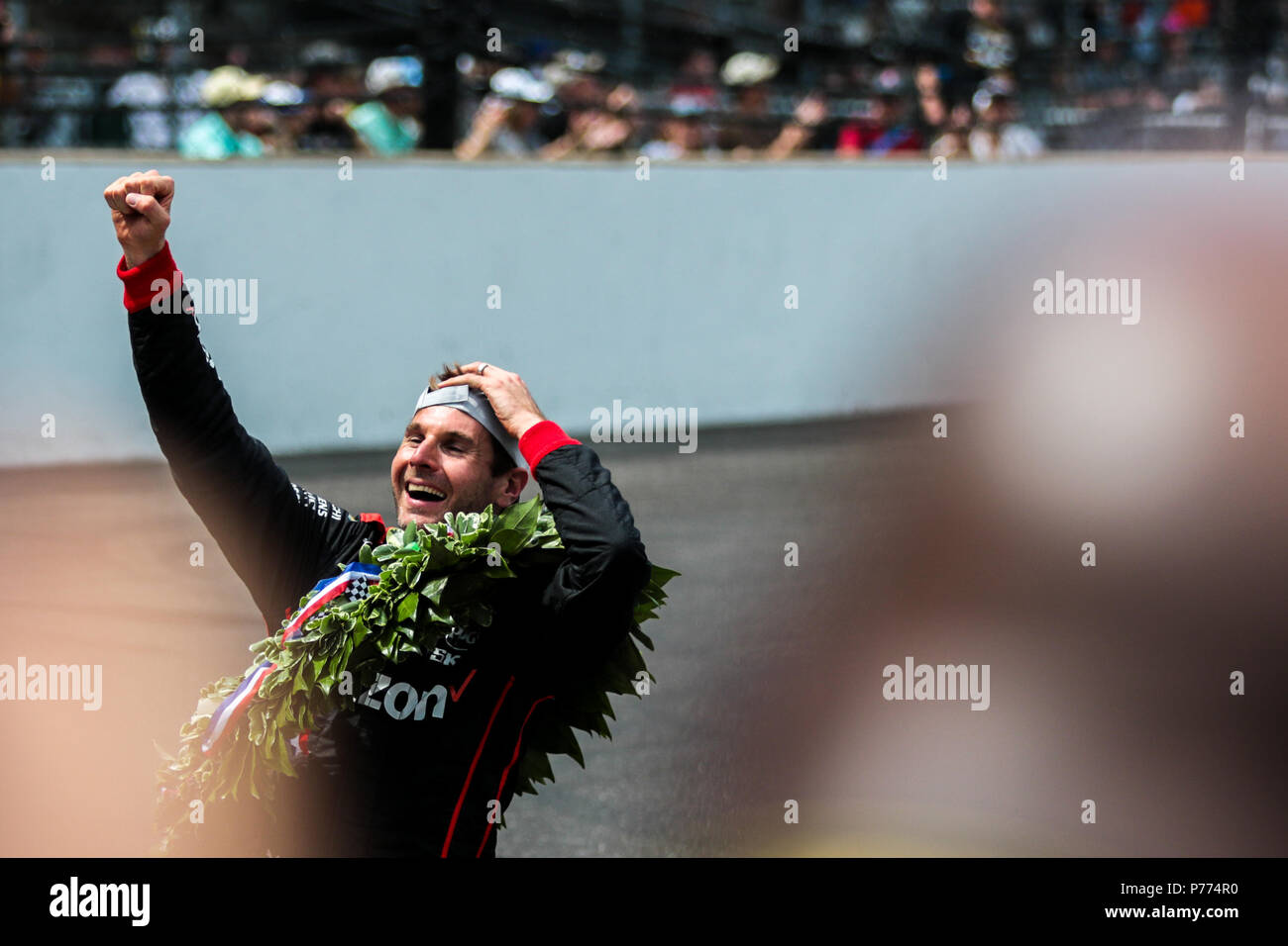 La volonté de l'équipe Penske poinçons l'air pour célébrer après avoir remporté l'Indy 500. Credit : Andy Clary / Spacesuit Médias. Banque D'Images