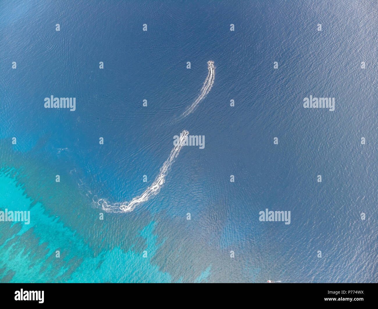 Vue aérienne de wave runner par coral reef Banque D'Images