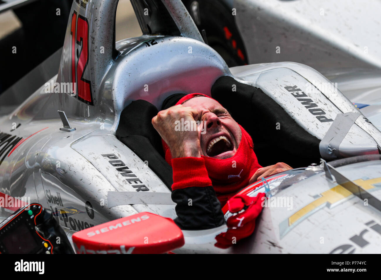 L'alimentation sera pilote de course célèbre la victoire dans le cockpit de sa voiture numéro 12 de l'équipe Penske. Credit : Andy Clary / Spacesuit Médias. Banque D'Images