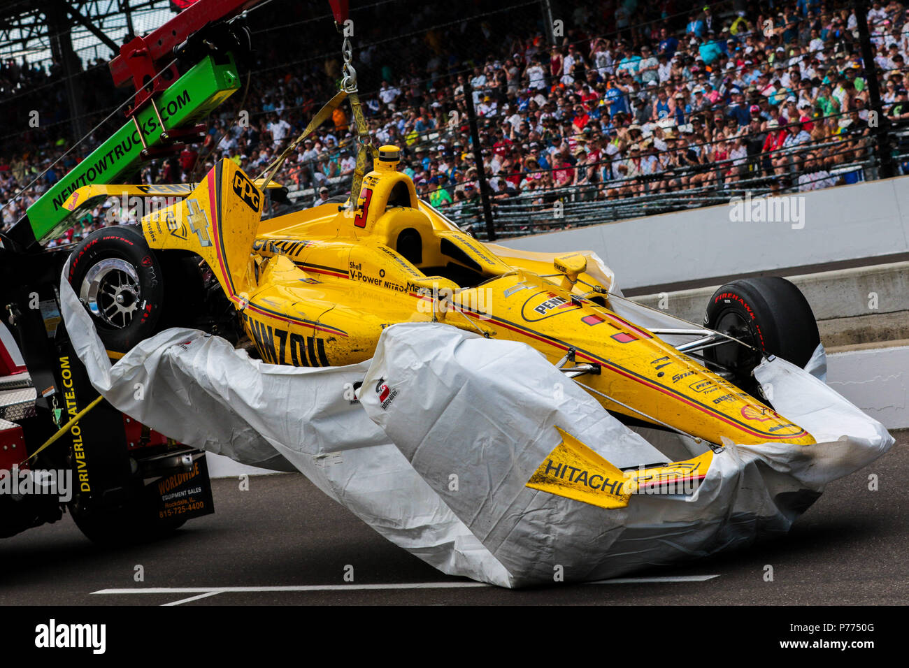 Numéro de l'équipe Penske 3 voiture d'Helio Castroneves est récupéré après avoir perdu hors de la course Indy 500.Credit : Andy Clary / Spacesuit Médias. Banque D'Images