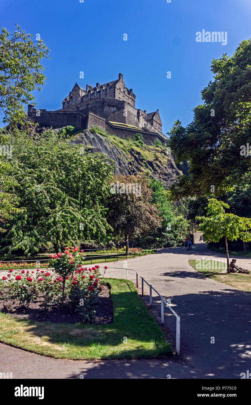 Edinburgh Castle seen from West Princes Street Gardens dans la ville d'Edinburgh Scotland UK Banque D'Images