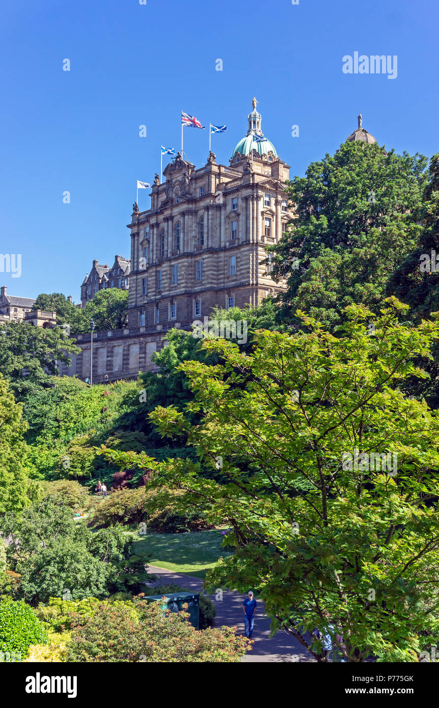 La Banque d'Écosse, en s'appuyant sur le monticule dans la ville d'Edinburgh Scotland UK avec la Lloyds Bank group siège social Banque D'Images