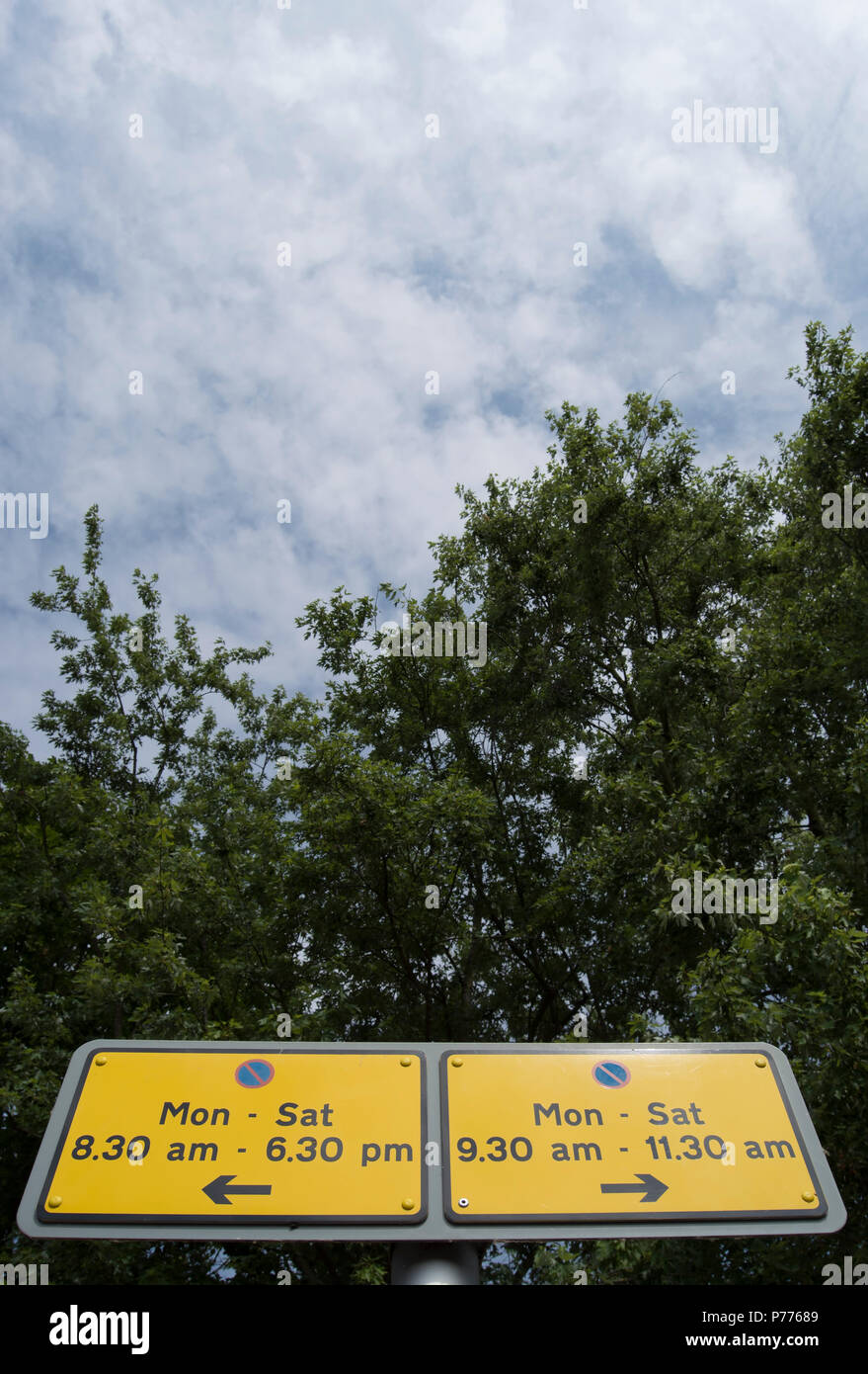 La signalisation routière indiquant les heures et les jours où le stationnement dans la rue est autorisé Banque D'Images