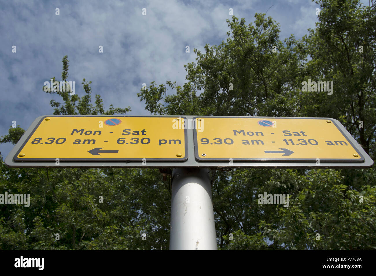 La signalisation routière indiquant les heures et les jours où le stationnement dans la rue est autorisé Banque D'Images