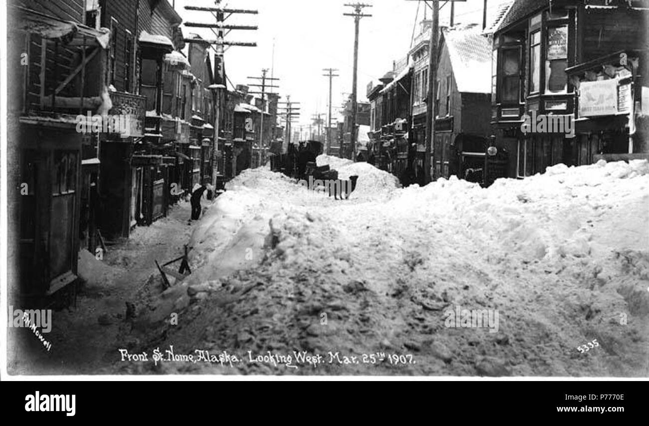 . Anglais : la rue Front montrant des amoncellements de neige, Nome, 25 mars 1907 . Anglais : Légende sur l'image : la rue Front, à Nome, en Alaska. À l'Ouest. Le 25 mars 1907. F.H. Nowell, 5335 sujets (LCTGM) : rues--Alaska--Nome ; la neige--Alaska--Nome Sujets (LCSH) : la rue Front (Nome, Alaska) . 19075, rue Front montrant des amoncellements de neige, Nome, 25 mars 1907 (NOWELL 165) Banque D'Images