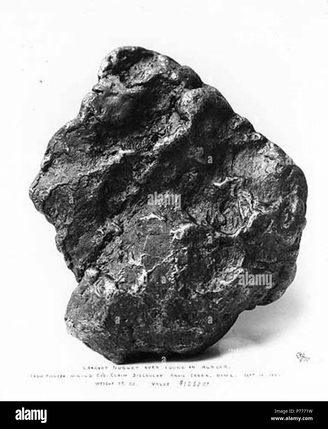 . Anglais : Gold nugget de Pioneer Mining Co.'s claim sur enclume Creek, à Nome, le 14 septembre 1901. Anglais : Légende sur l'image : 'nugget plus jamais trouvés en Alaska. Pionnier de la réclamation de Discovery Mining Co., Anvil Creek, à Nome. Le 14 septembre 1901. Poids 97 oz. Valeur $1552.00' image d'origine dans l'album 29 Hegg, page 6 . Ruée vers l'or de Nome. Sujets (LCTGM) :--Or--Nome en Alaska l'Alaska ;--découvertes d'or Sujets (LCSH) : Pioneer Mining Company (Nome, Alaska) . 1901 5 pépite d'or de Pioneer Mining Co's claim sur enclume Creek, à Nome, le 14 septembre 1901 (192) HEGG Banque D'Images