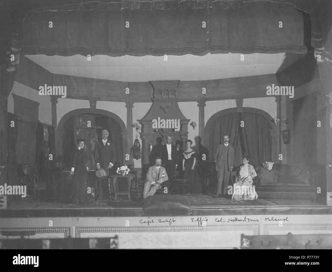 . Anglais : groupe sur scène de théâtre ; identifiés : le capitaine Swift, Effie, le Colonel Holland, Mme Blaud, Gordon Hall, Tientsin, Chine, des inconnus . Anglais : écrit à la page : Théâtre Amateur, Tientsin, Gordon Hall PH Coll 214.J45 5 non identifié . Groupe sur scène de théâtre ; identifié... Capt Swift, Effie, Col en Hollande, Mme Blaud, Gordon Hall, Tientsin, Chine, non identifié (290) CHANDLESS Banque D'Images