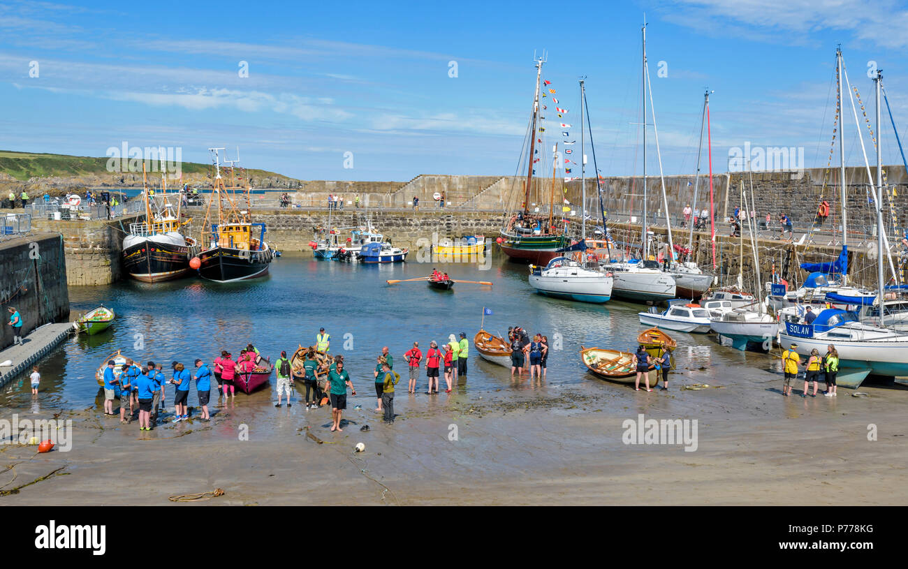 PORTSOY ABERDEENSHIRE ECOSSE FESTIVAL DES COURSES DE BATEAUX SUR LA PLAGE AVEC LES ÉQUIPAGES DE BATEAUX Banque D'Images