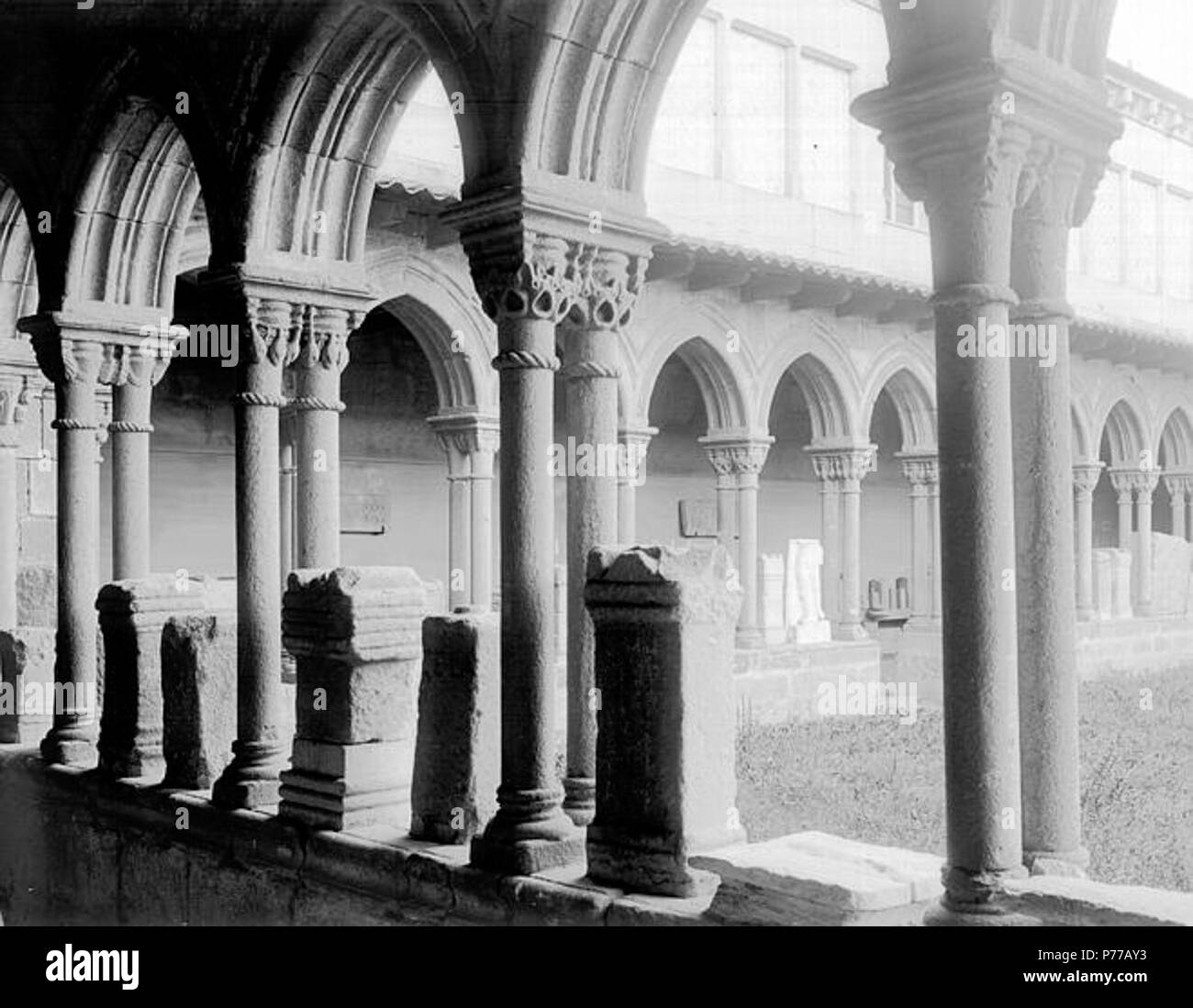 17 Cloître Sâo-Domingos ; Musée lapidaire par Eugène Lefèvre-Pontalis 2 Banque D'Images