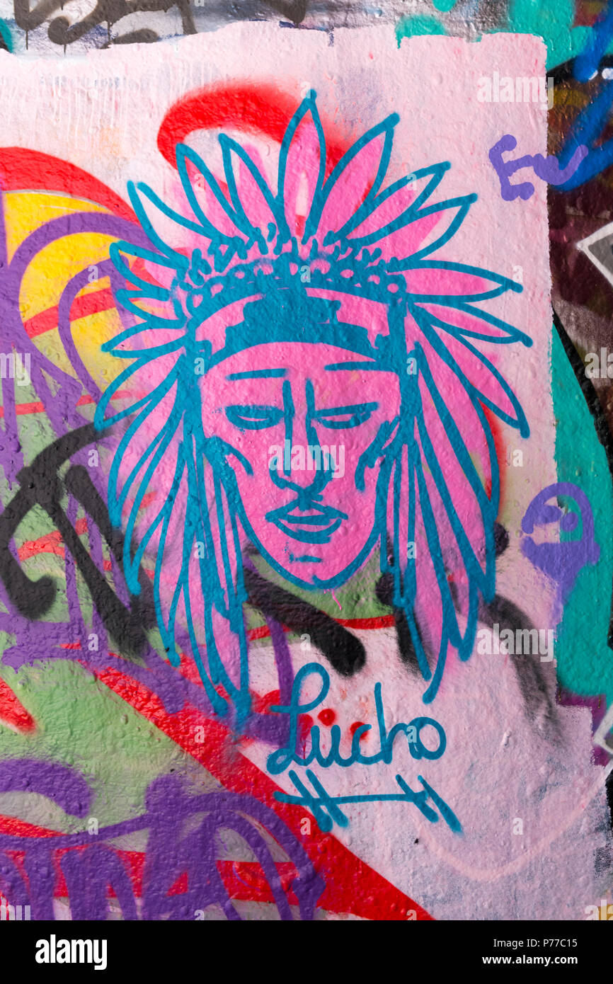 London Waterloo Leake Street part C graffiti face Red Indian head coiffure de plumes bleu rose mauve détail lettres mot LUCHO superposé Banque D'Images