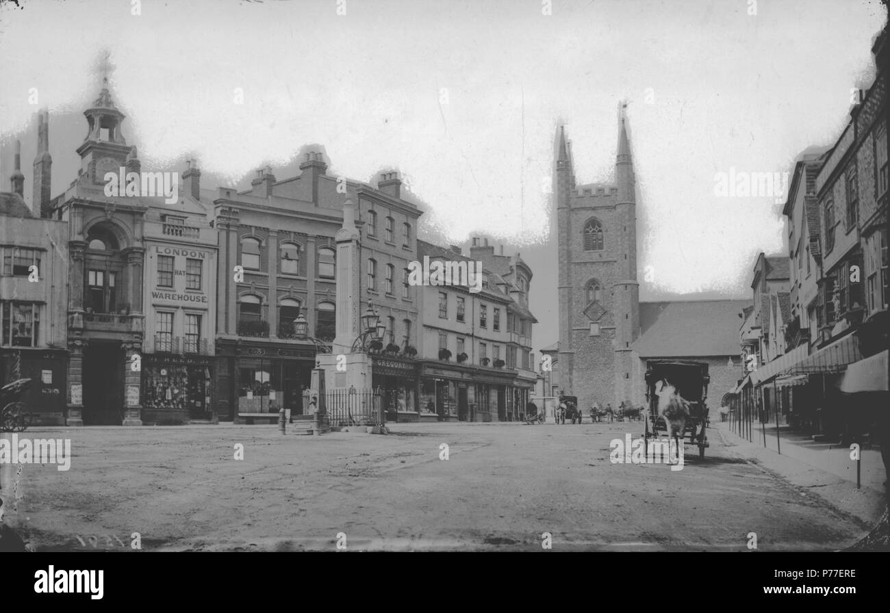 Anglais : Market Place, la lecture, regarder vers le nord de l'église Saint-Laurent, c. 1870. Sur le côté ouest, n° 38 (hôtel Feathers) ; l'entrée de la halle au blé avec horloge ci-dessus ; No 34 (Londres) ; entrepôt Hat No 32 (Gregory, l'amour et Clark, magasin ; No 30 (Bradley et Bliss, chimistes) ; No 29 (Lewis Cooper, du vin et de l'esprit marchand). Siméon l'obélisque a une pompe et le creux à l'avant. 1870-1879. négatif sur verre fort 22 n° 1541 par H. W. narguer. 1870 46 Market Place, la lecture, l'c. 1870 Banque D'Images