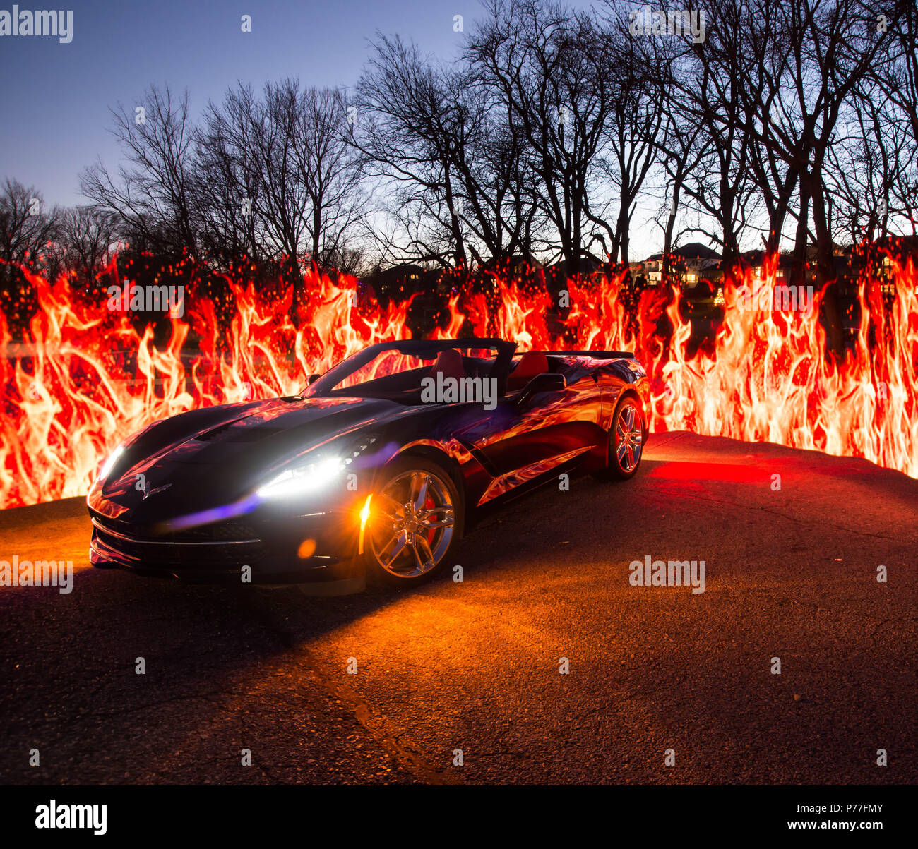 Noir avec intérieur rouge C7 Corvette Stingray entouré par le feu le 19 décembre 2017 à Omaha Nebraska USA Banque D'Images