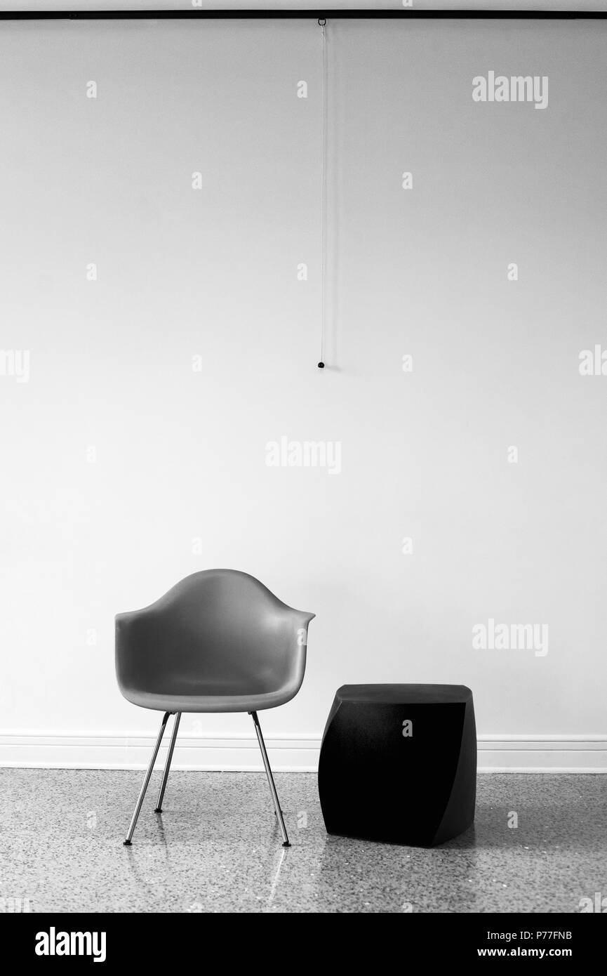 La salle de conférence vide avec seulement une chaise et table côté abstrait Banque D'Images