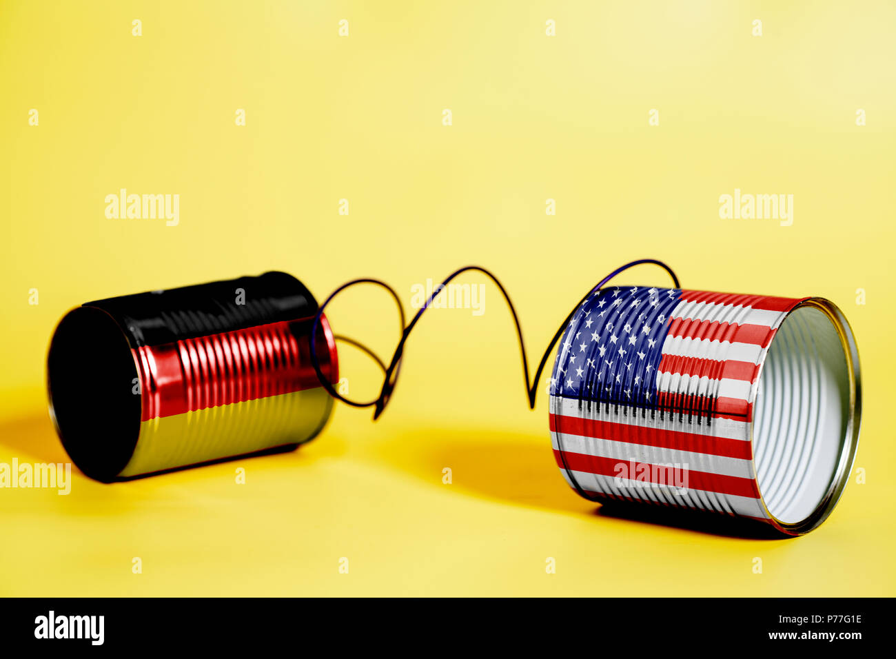 Tin Can téléphone avec USA et Flag.communication allemand concept sur jaune Banque D'Images