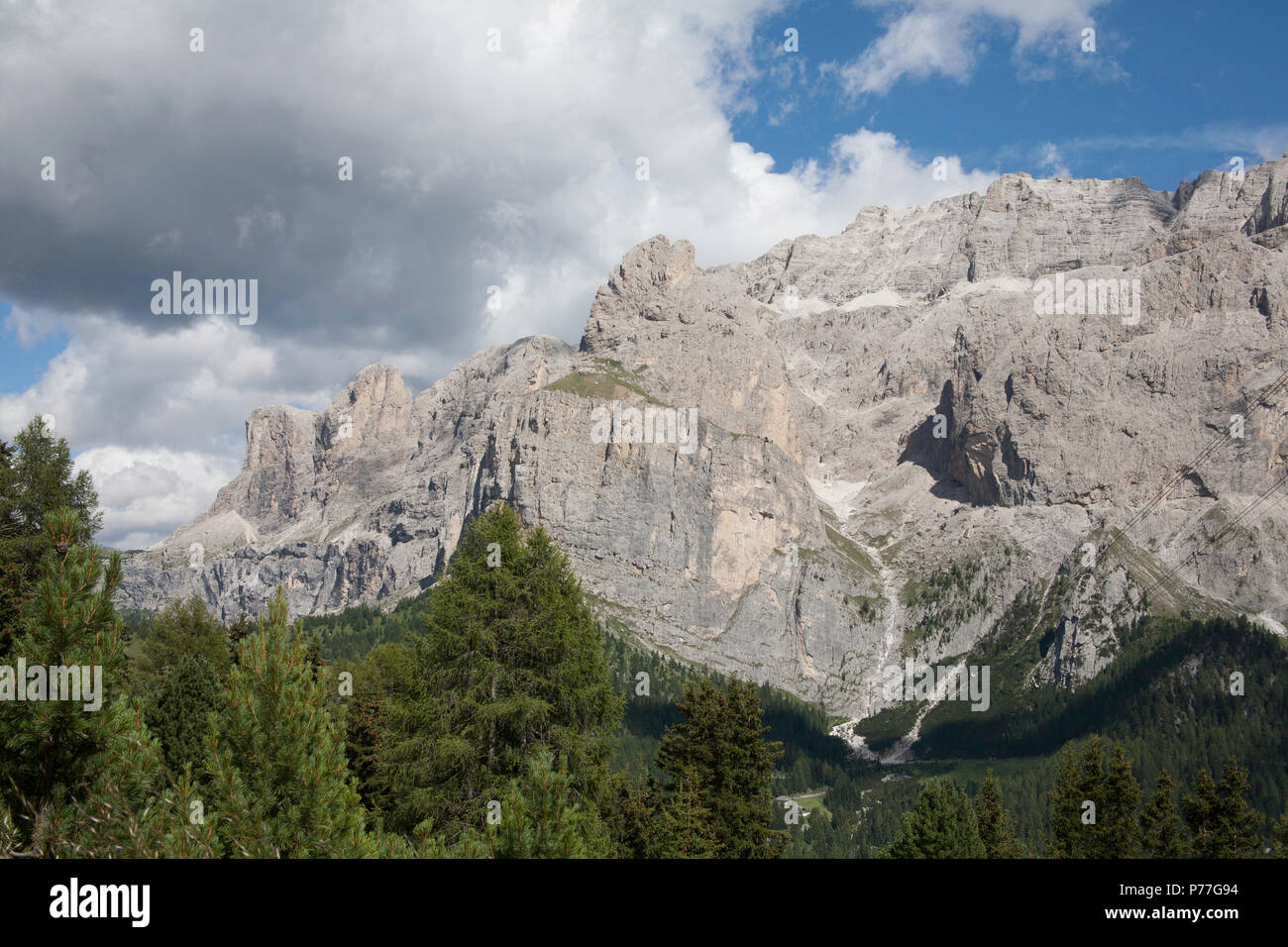 Traversant le nuage de Murfreit Bindelturm Di Magliano et T de Murfreitthe Sella Gruppe à partir du plan de Gralba Selva Val Gardena Dolomites Italie Banque D'Images